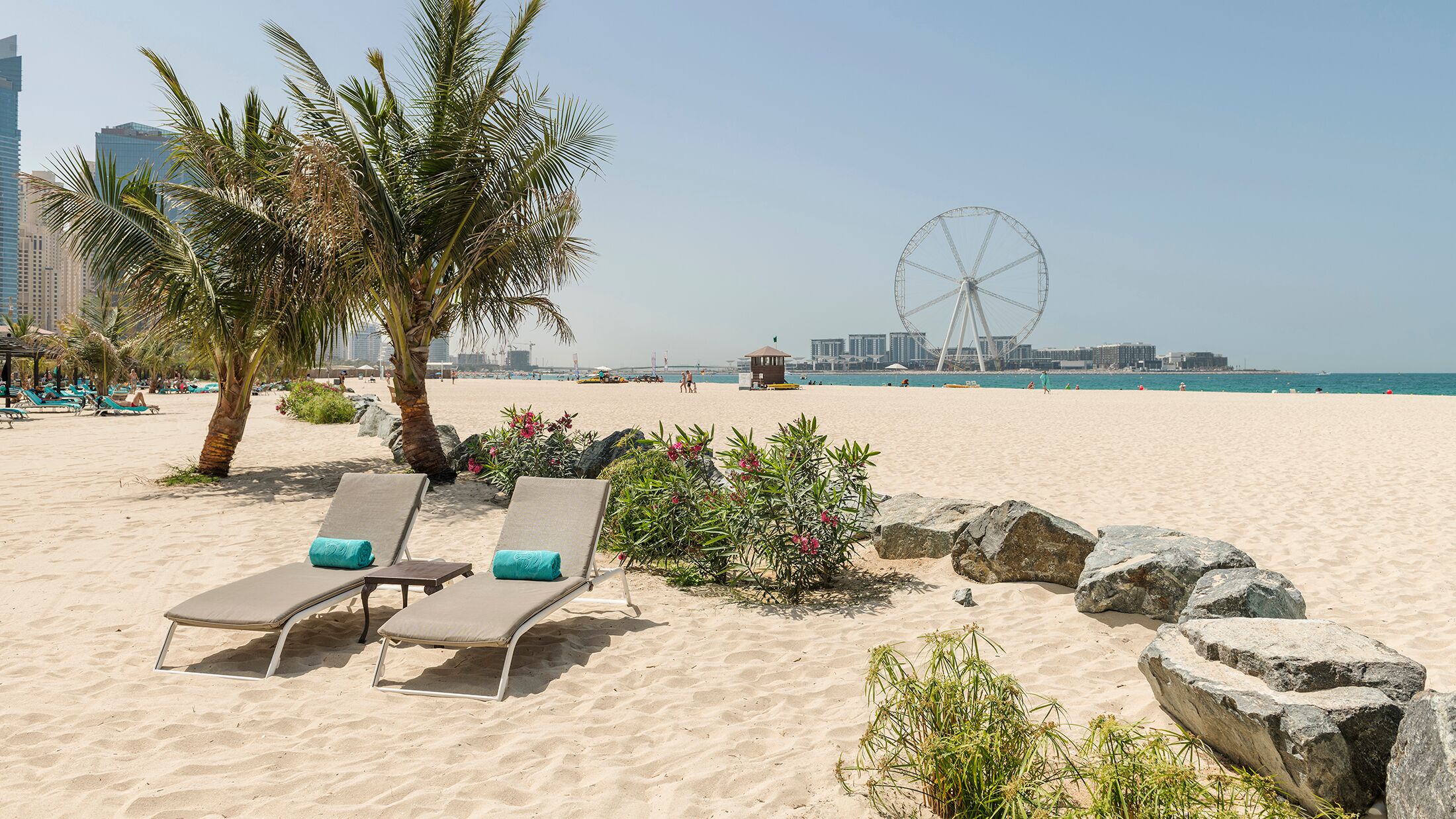 Le Royal Meridien Dubai, Sunbeds on beach