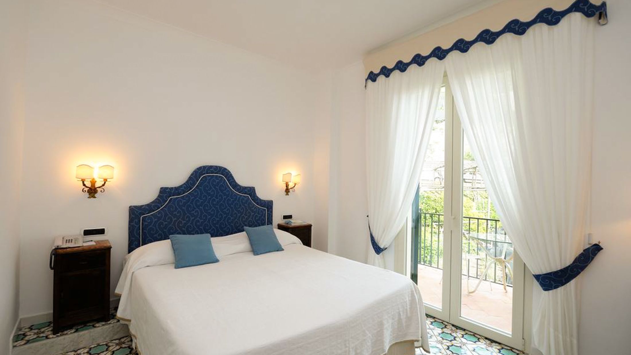 105135-Twin-Balcony-Room-with-Partial-Sea-View-001-Hybris