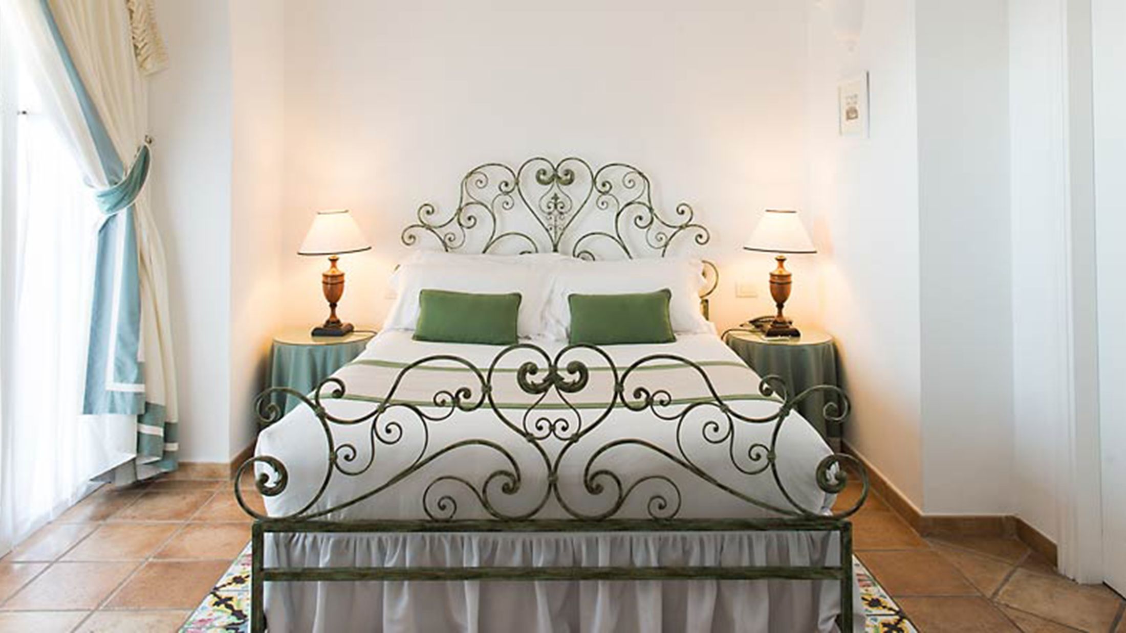 115260-Deluxe-Sea-View-Room-001-Hybris