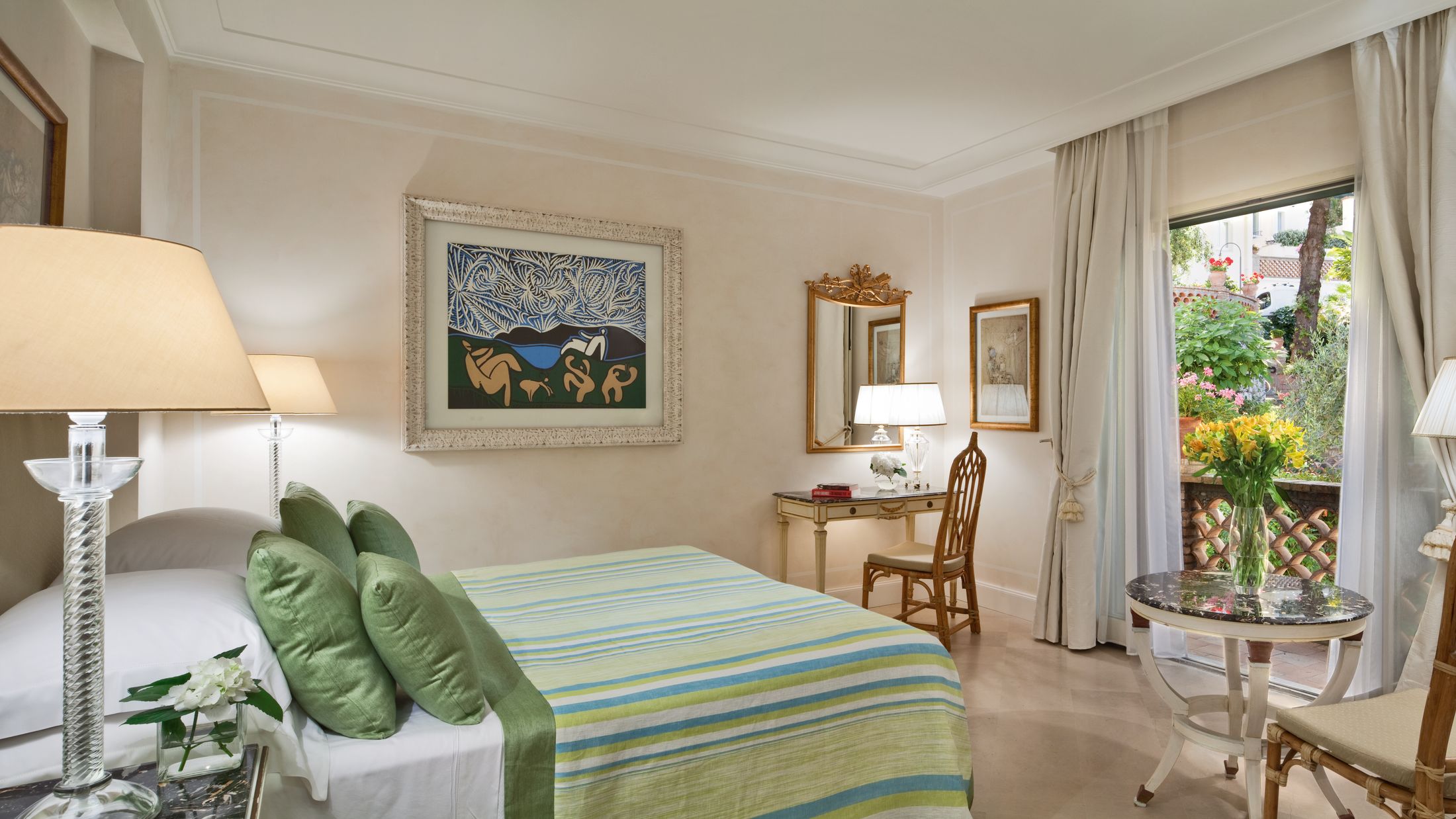 105146-Classic-Room-001-Hybris