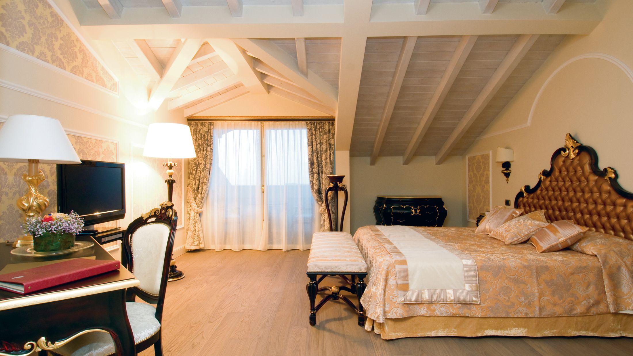 VRN.A.2009.114930.032.jpg-Hybris