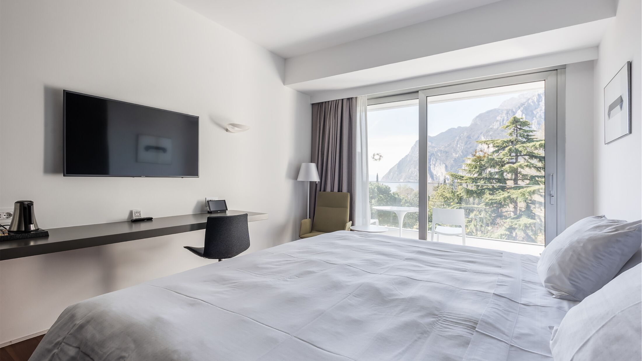 Du-Lac-Du-Parc-2023-Deluxe-Room-Lake-View-001-105153-Hybris