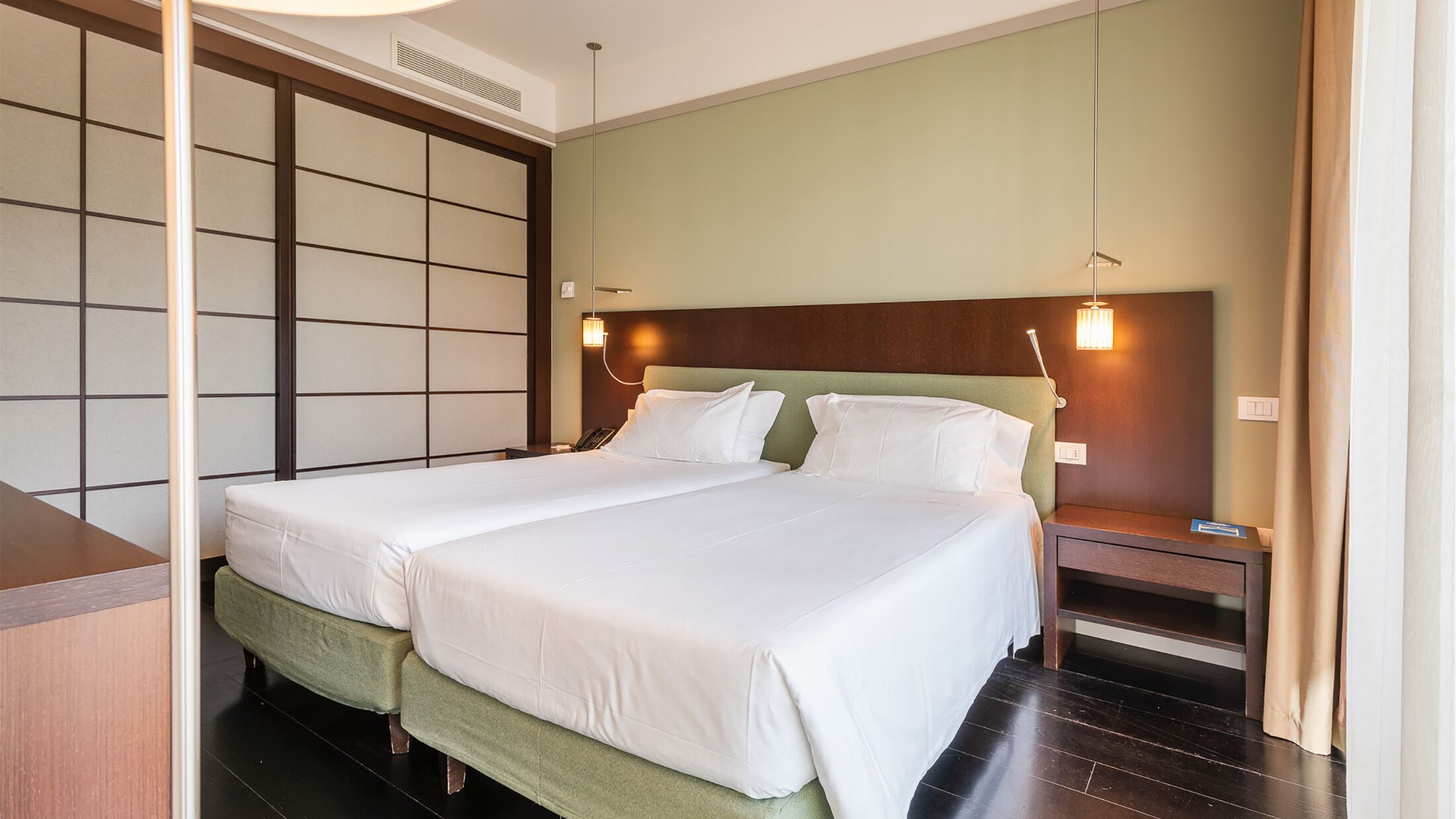 Du-Lac-Du-Parc-2023-Premier-Suite-004-105153-Hybris