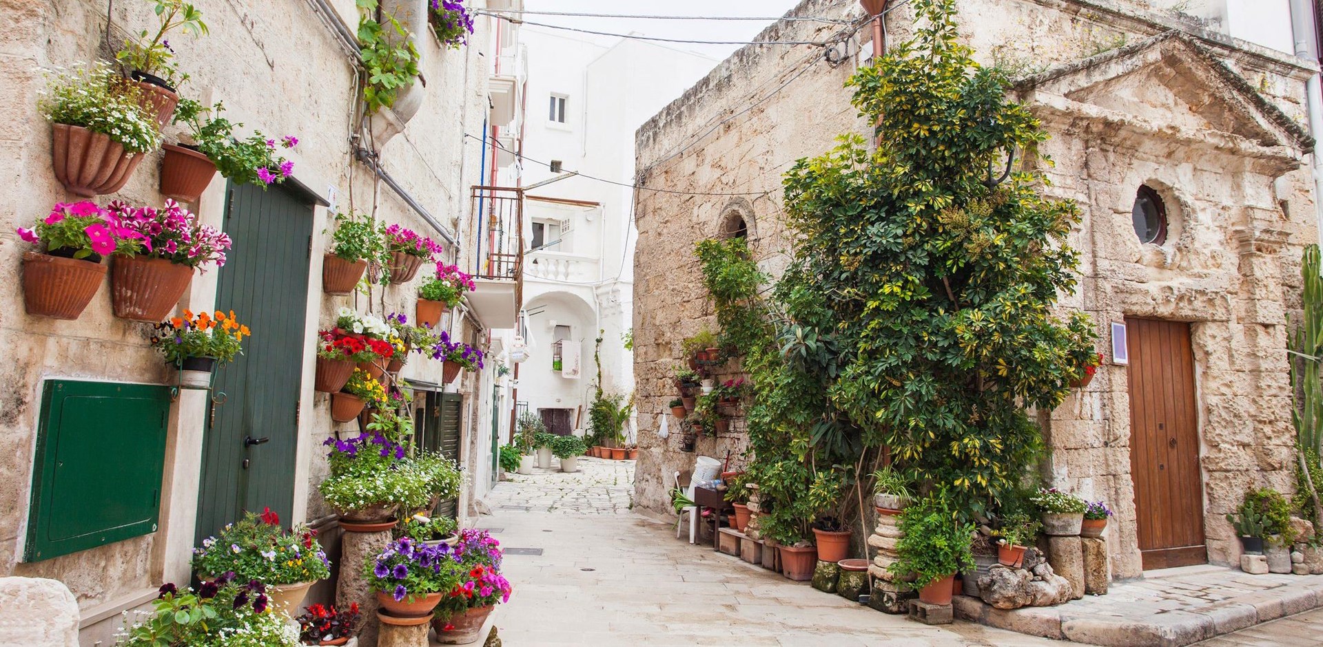 003673-Monopoli-Puglia-Italy-shutterstock_266700791-Hybris