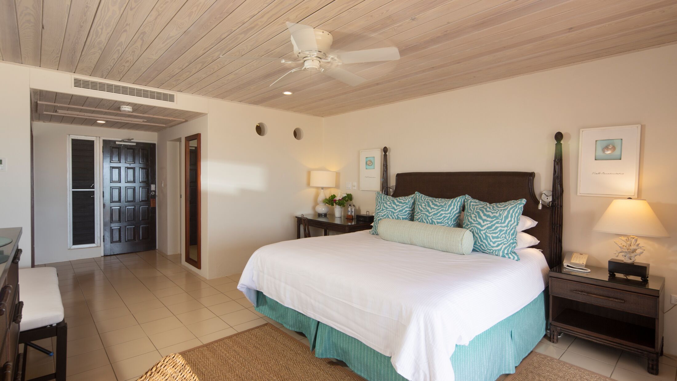 Curtain-Bluff-2022-Deluxe-Beachfront-Room-001-120532-Hybris