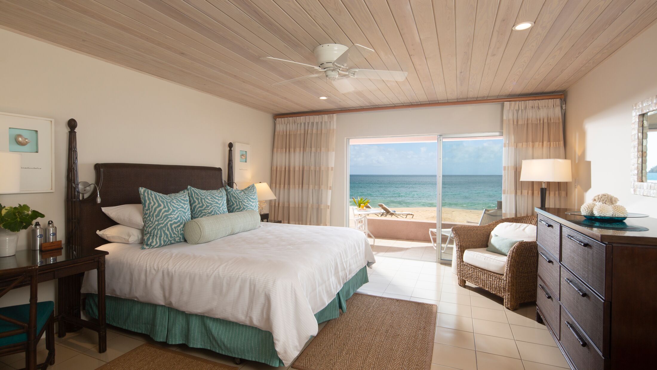 Curtain-Bluff-2022-Deluxe-Beachfront-Room-002-120532-Hybris