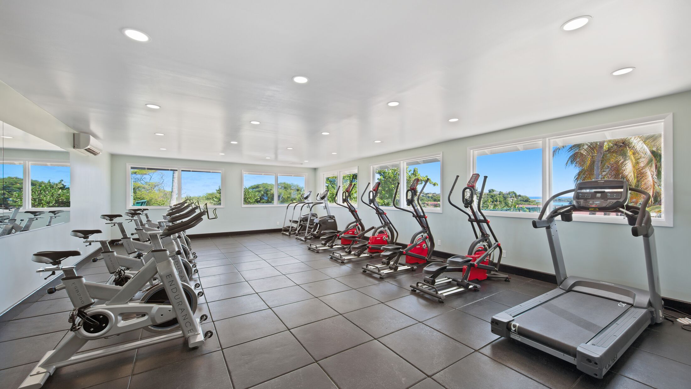 Pineapple-Beach-2022-Gym-001-100236-Hybris