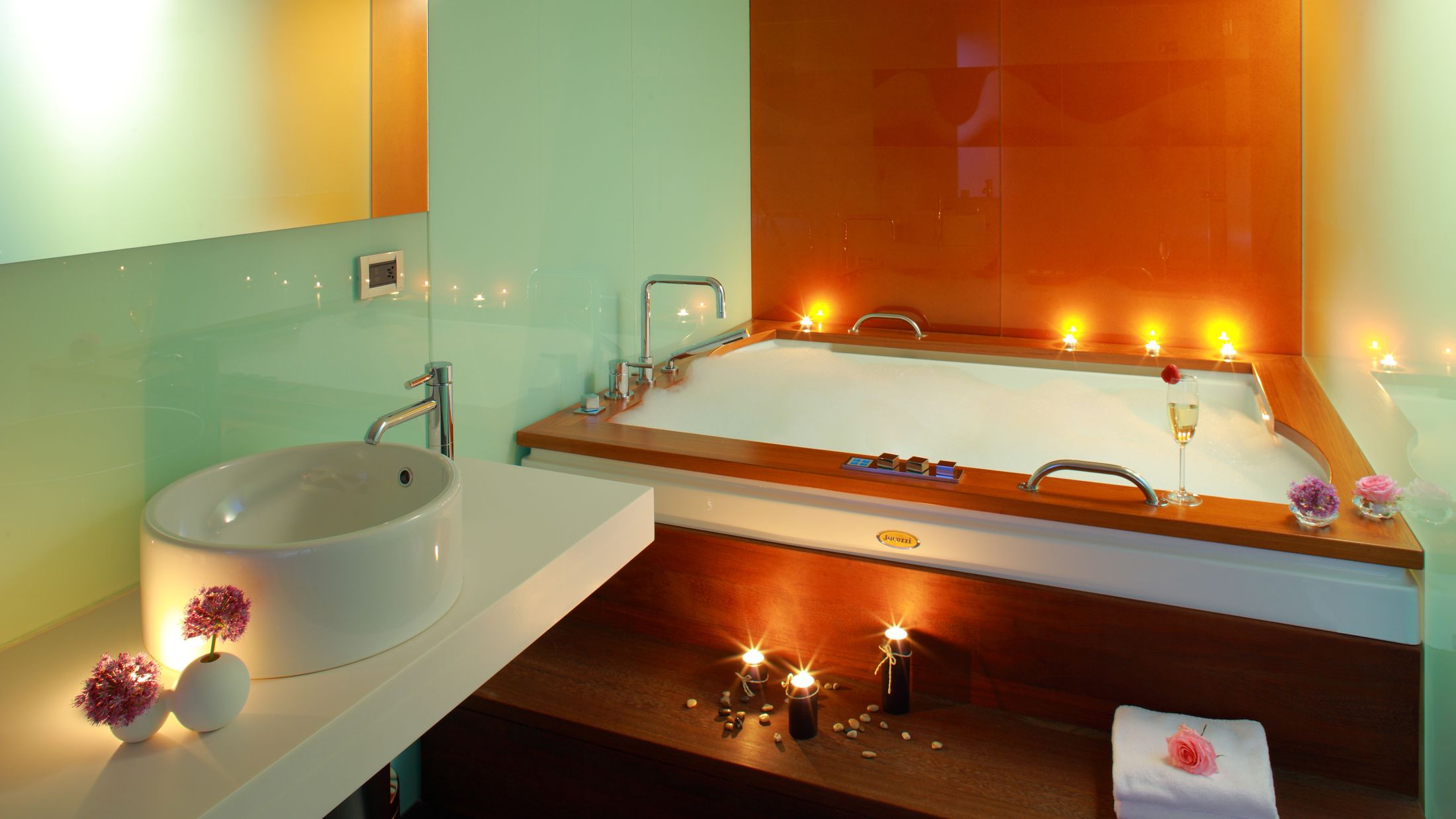 121296-Spa-Suite-Bathroom-Jacuzzi-001-Hybris