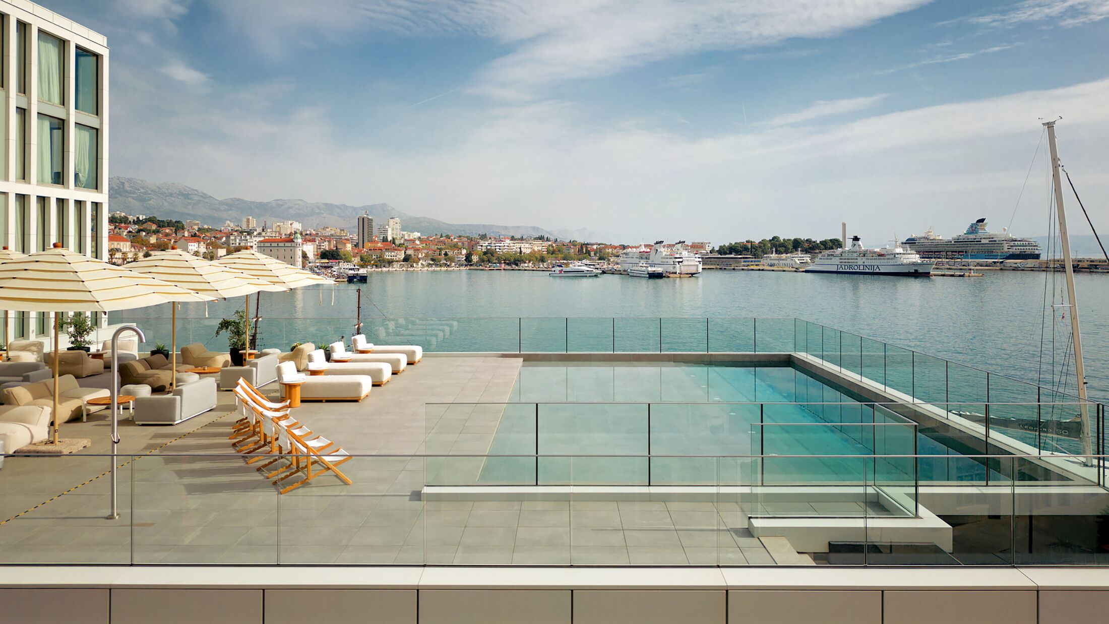 Ambassador-Split-2023-Pool-Bar-001-300341-Hybris