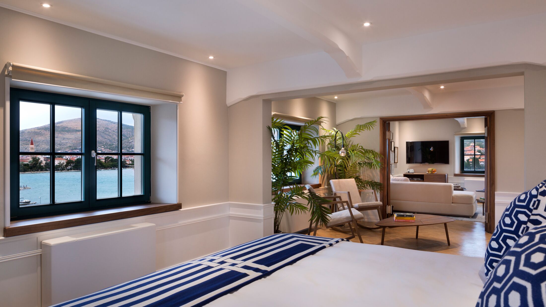 121391-Deluxe-Sea-View-Suite-001-Hybris