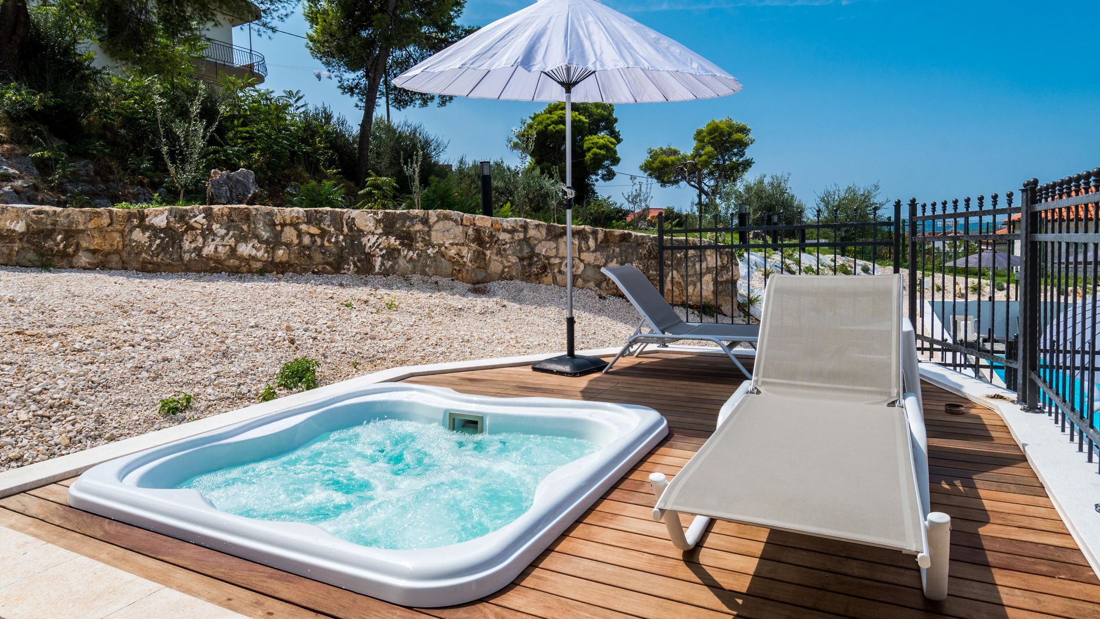 121391-Loft-Room-Jacuzzi-002-Hybris