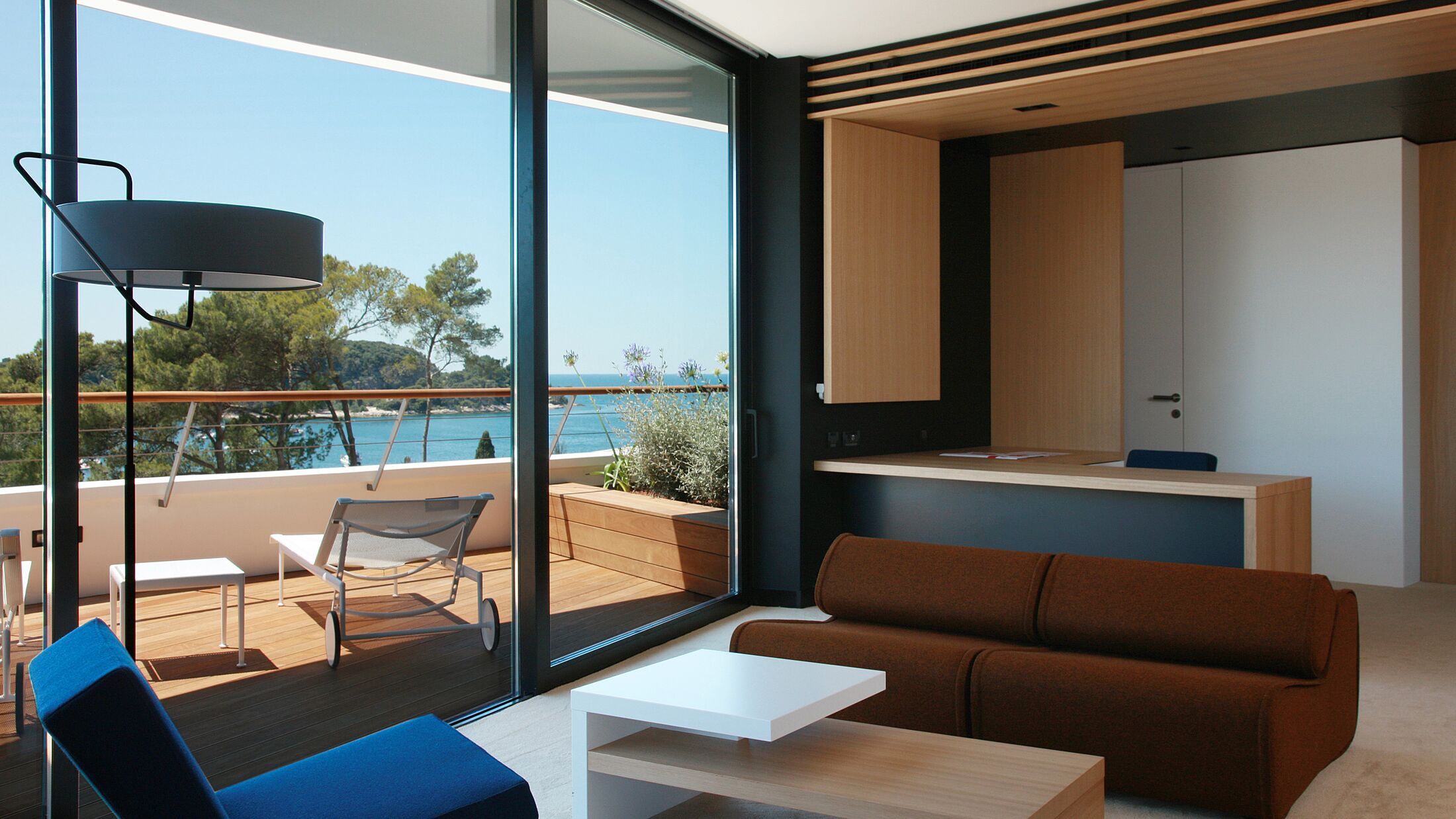 Lone-2023-Room-008-120425-Hybris