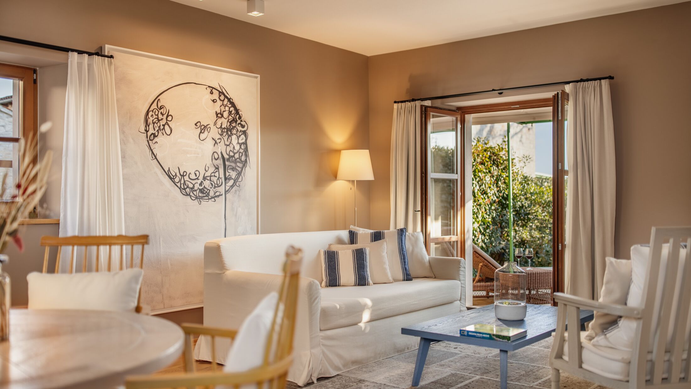 Meneghetti-2024-One-Bedroom-Garden-Residence-002-121949-Hybris