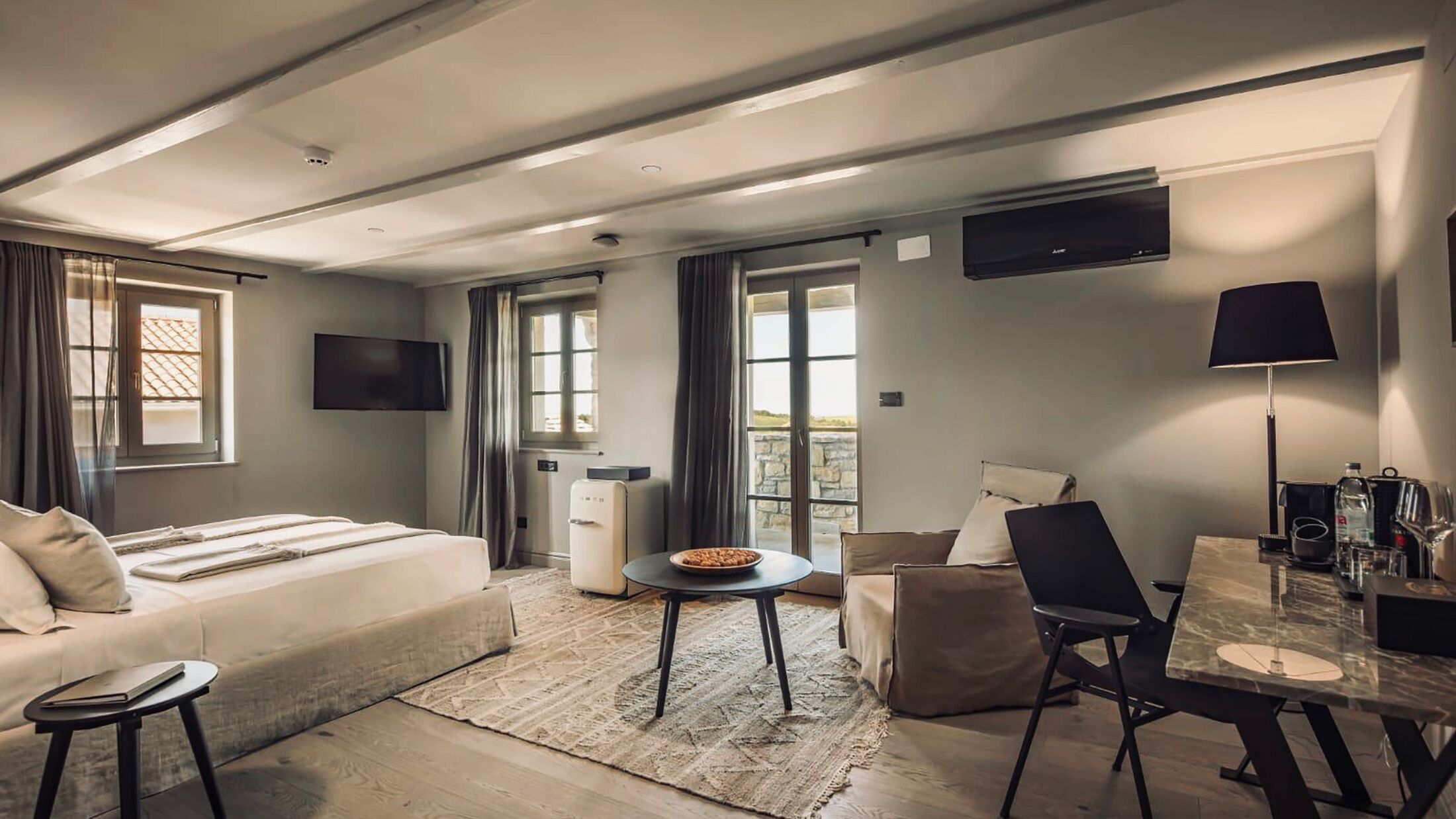 San-Canzian-2023-Deluxe-Room-001-121928-Hybris