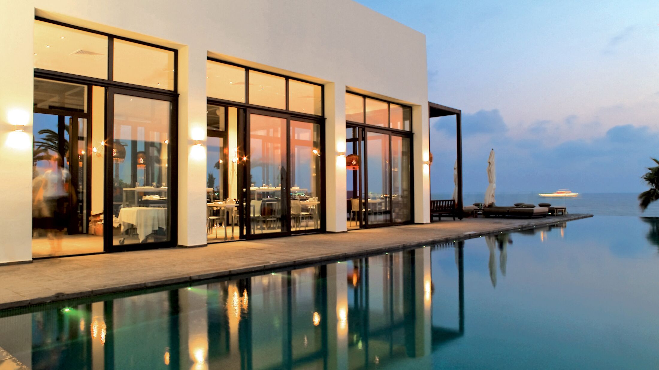 Almyra-Eauzone-Restaurant-111299-Hybris