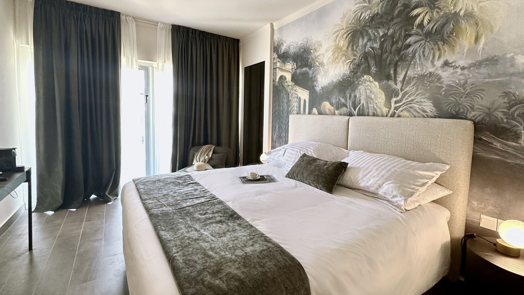 Louis-Cali-2024-Superior-Room-001-121996-Hybris