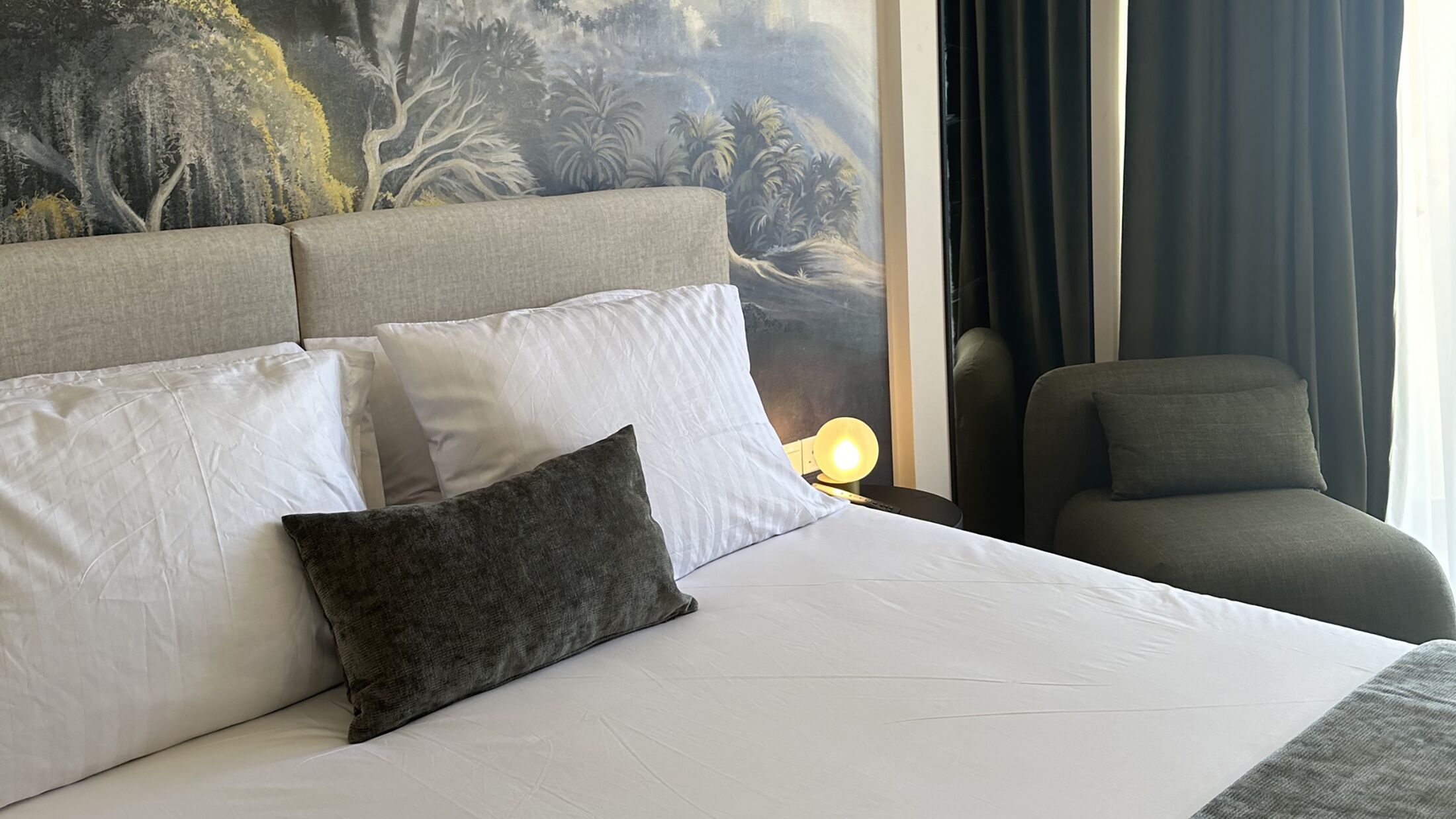 Louis-Cali-2024-Superior-Room-005-121996-Hybris