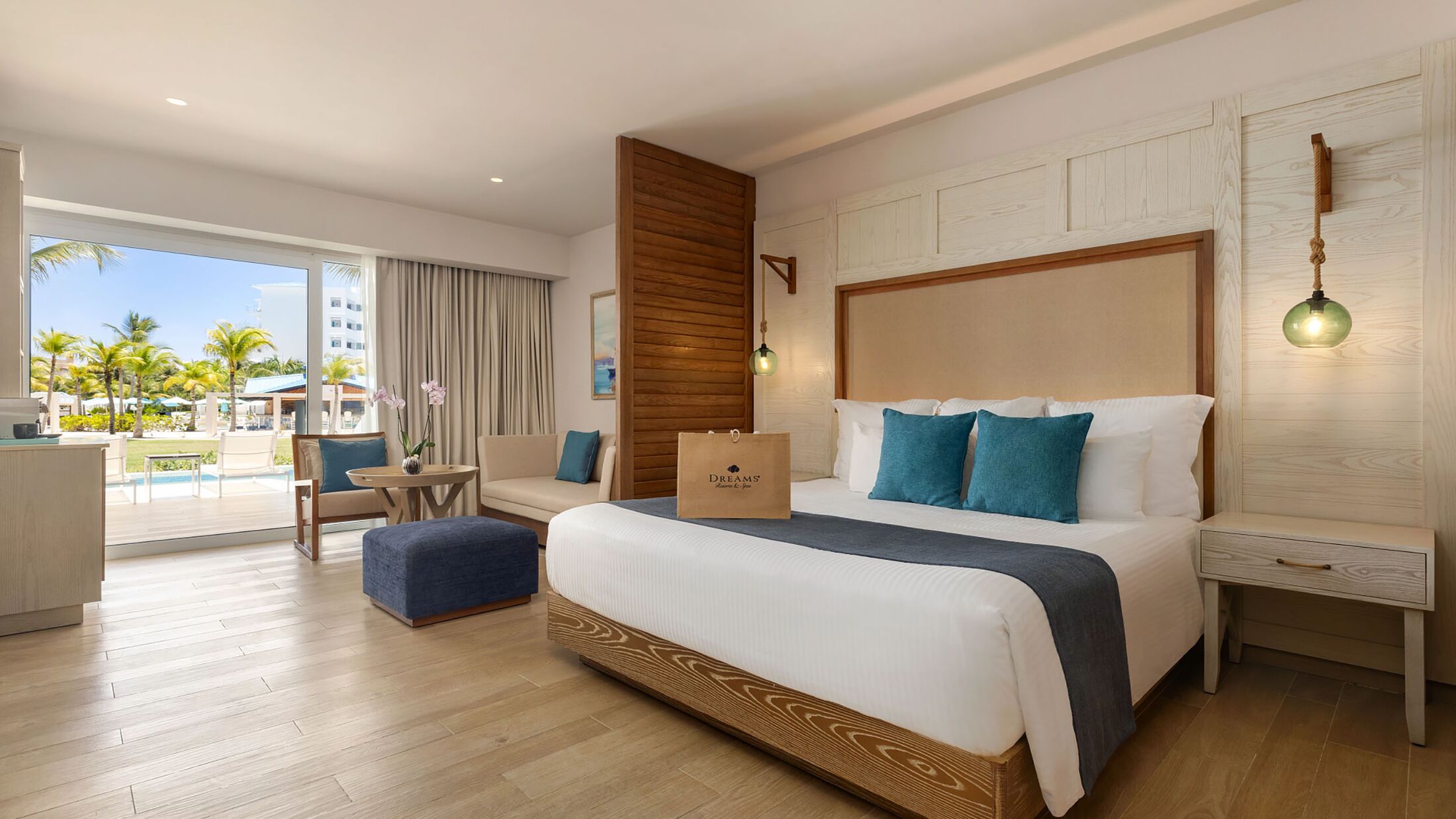 Preferred Club Junior King Swim Out Suite