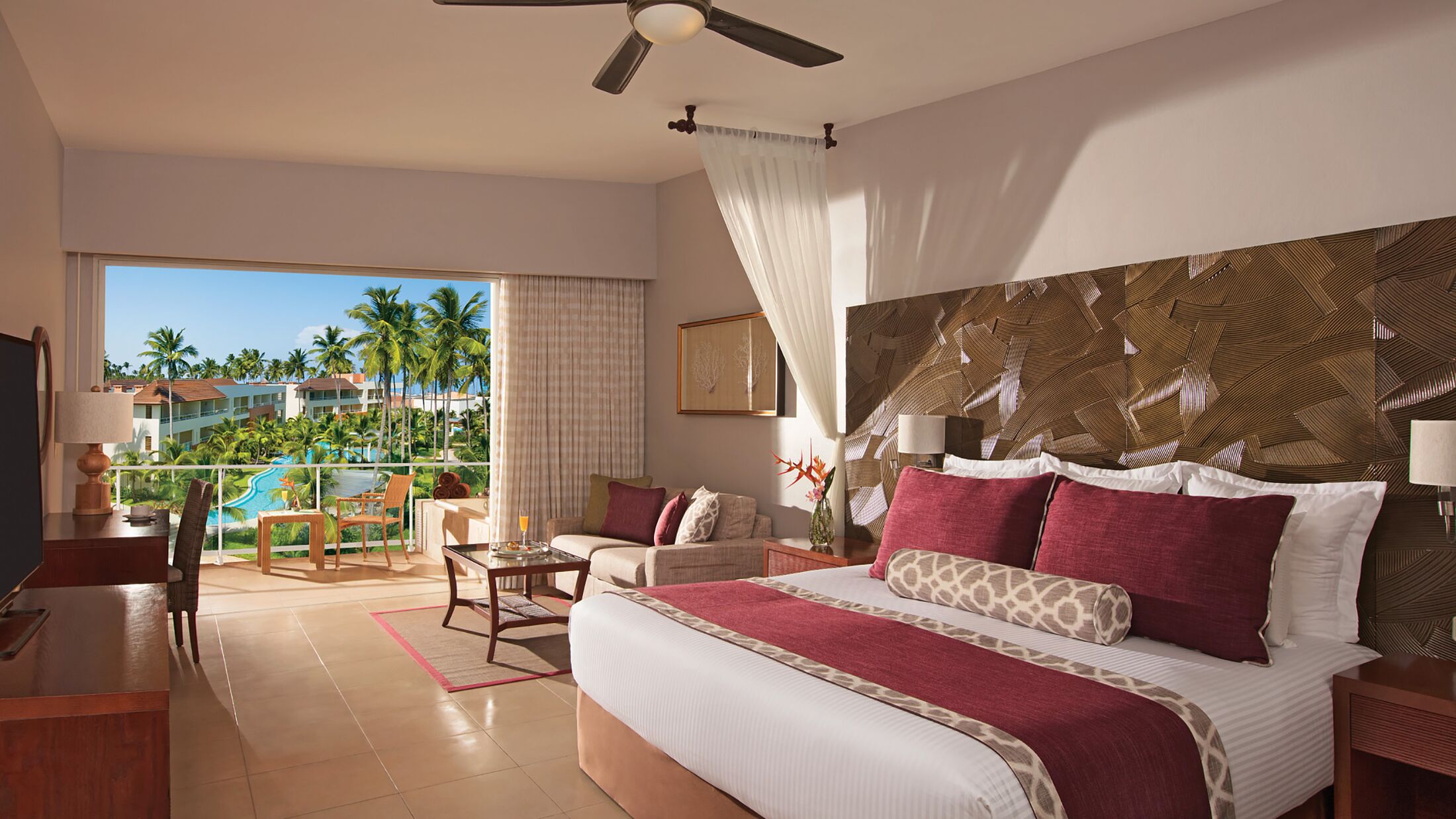 Dreams-Royal-Beach-2023-Preferred-Club-Deluxe-Pool-View-001-121886-Hybris