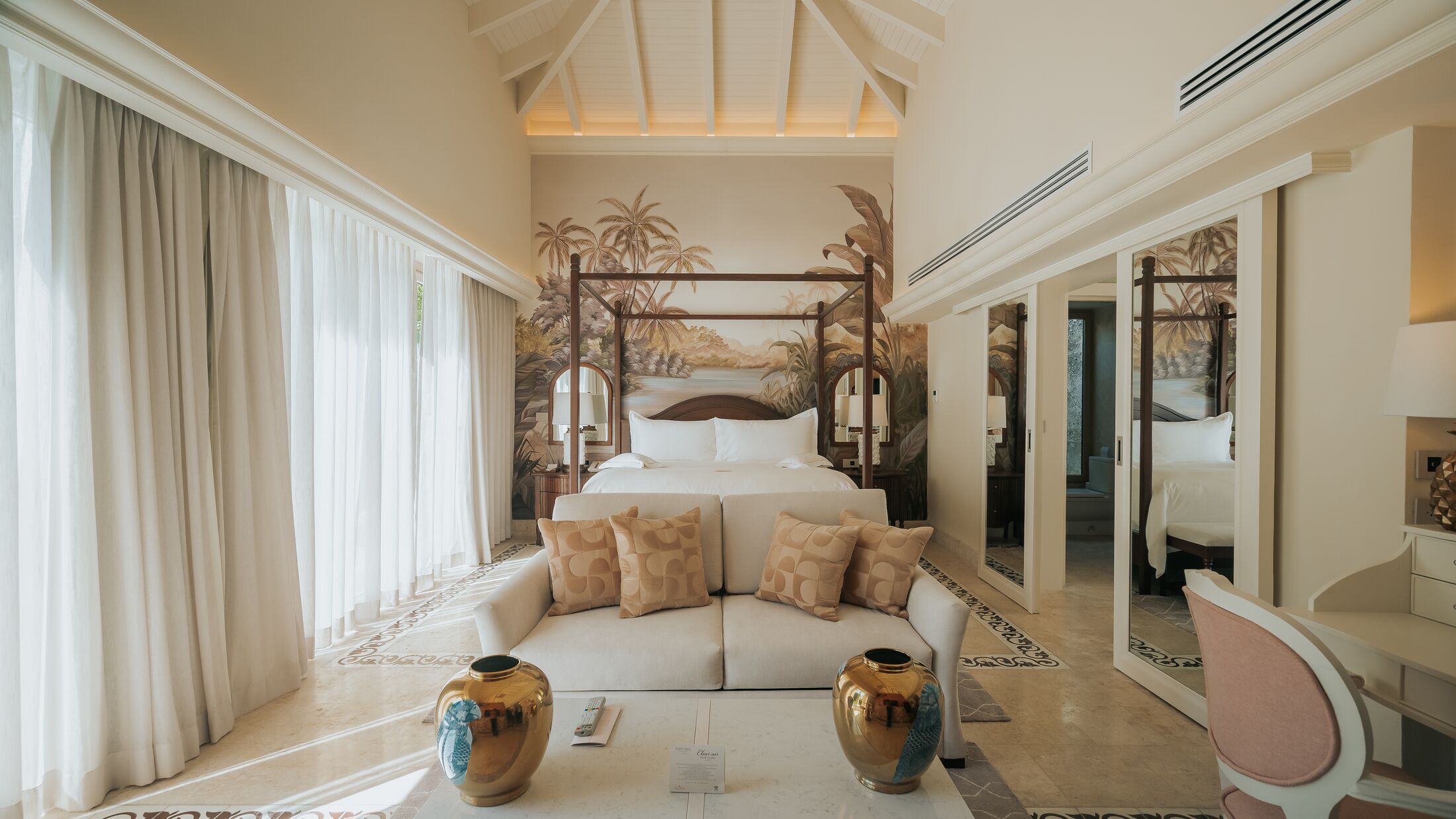 Eden-Roc-2023-Luxury-Pool-Junior-Suite-001-120980-Hybris