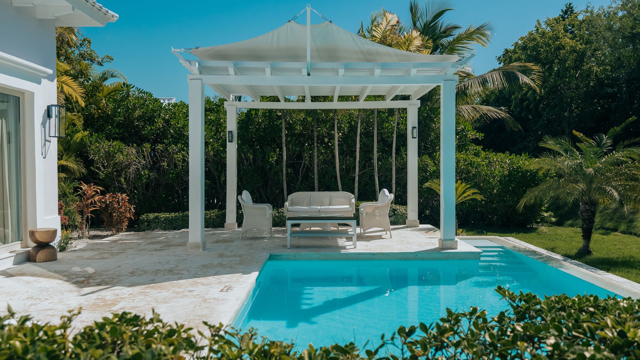 Eden-Roc-2023-Luxury-Pool-Junior-Suite-005-120980-Hybris