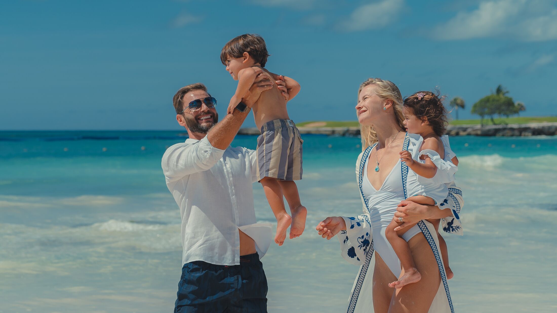 Eden-Roc-2023-Beach-View-005-120980-Hybris