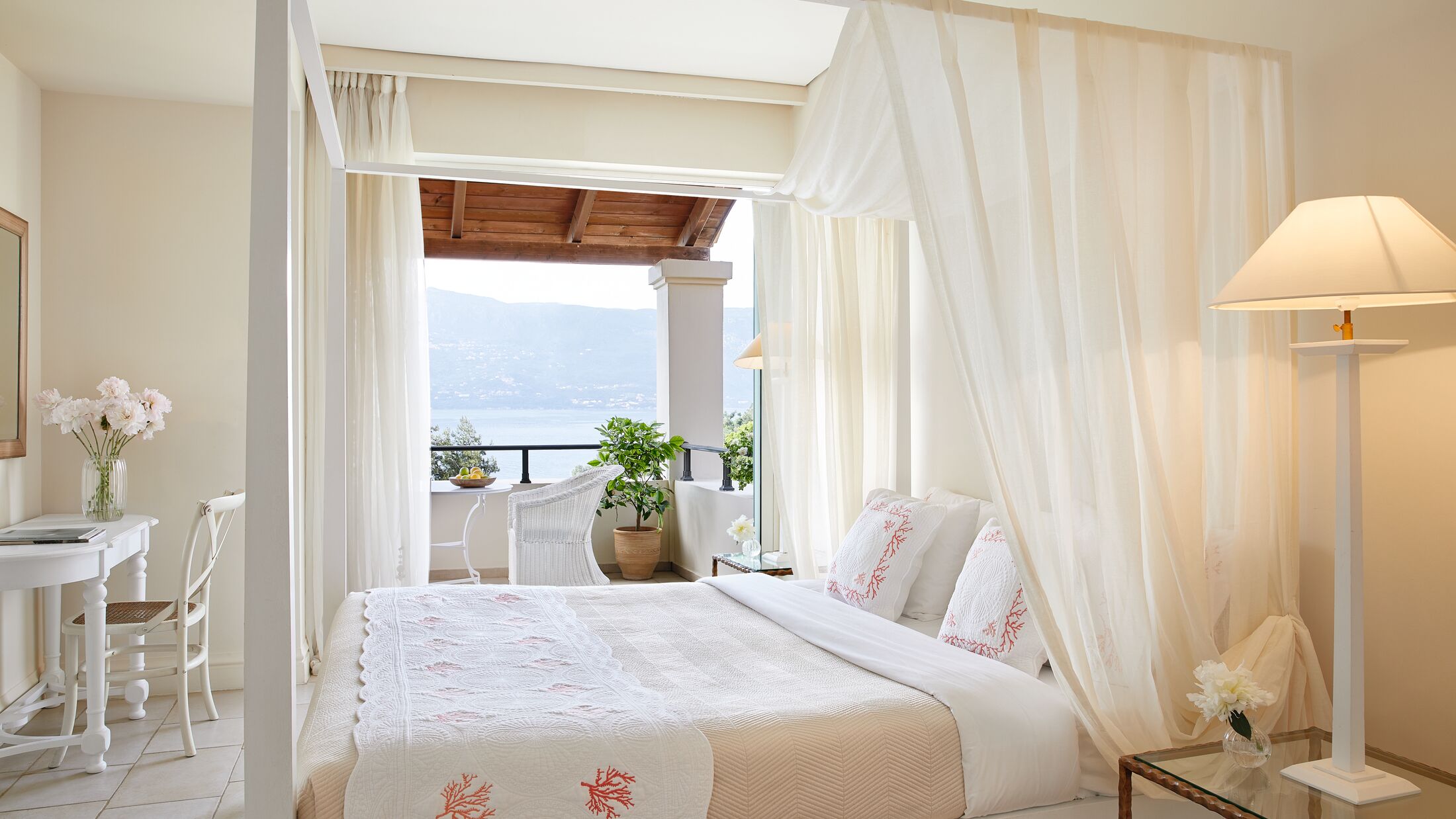 Grecotel-Eva-Palace-2024-Deluxe-Bungalow-Suite-003-121901-Hybris