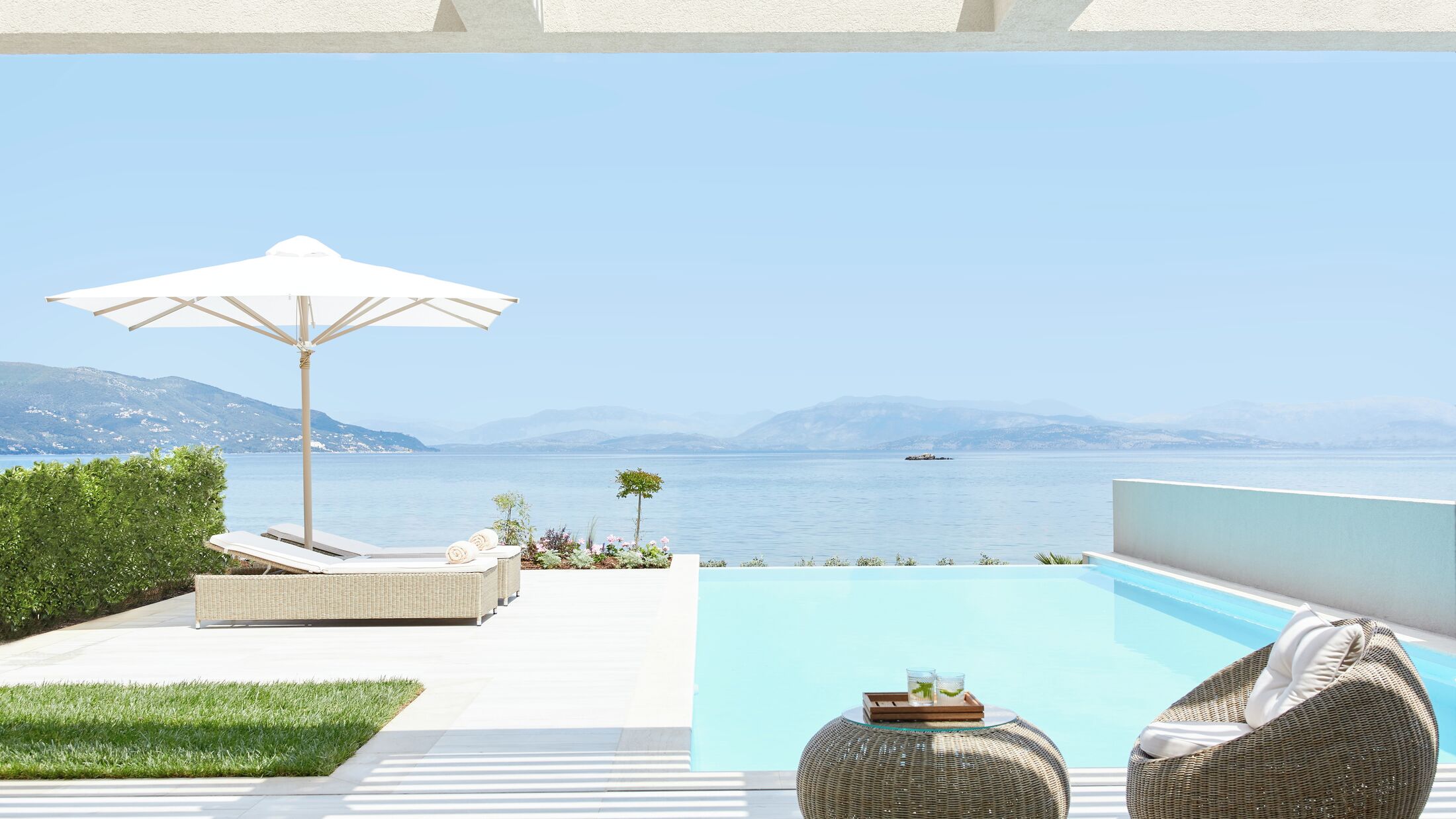 Ikos-Dassia-2022-Deluxe-One-Bedroom-Beachfront-Bungalow-Suite-Private-Pool-001-120991-Hybris