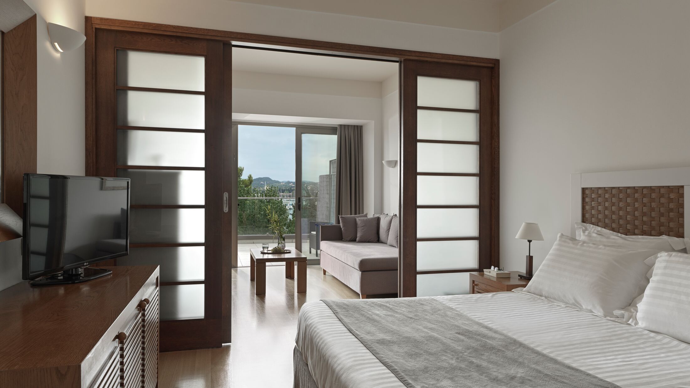 Kontokali-Bay-2023-Family-Room-Bay-View-001-121027-Hybris