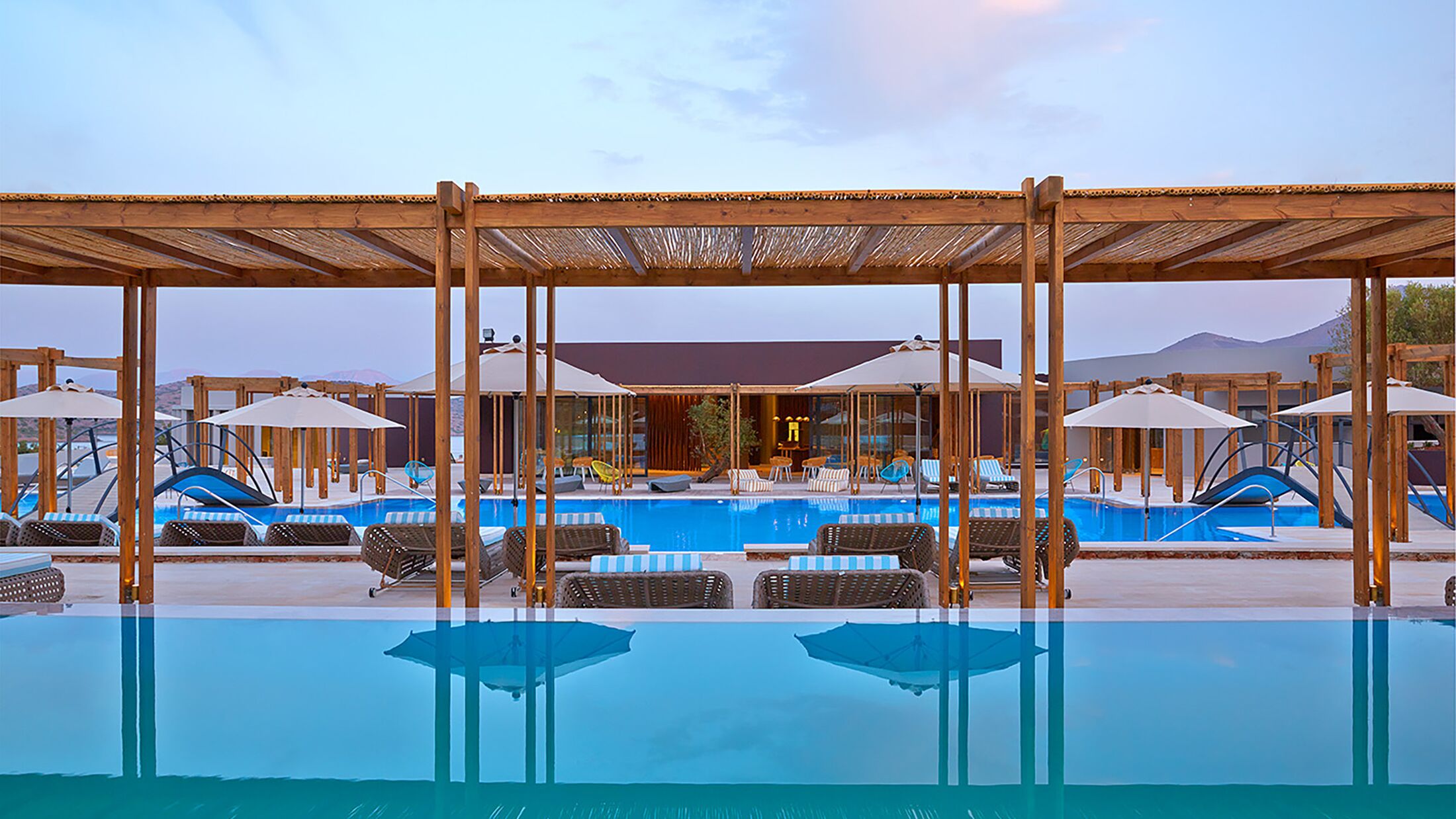 Domes-Elounda-2022-Plaza-Pool-002-118417-Hybris