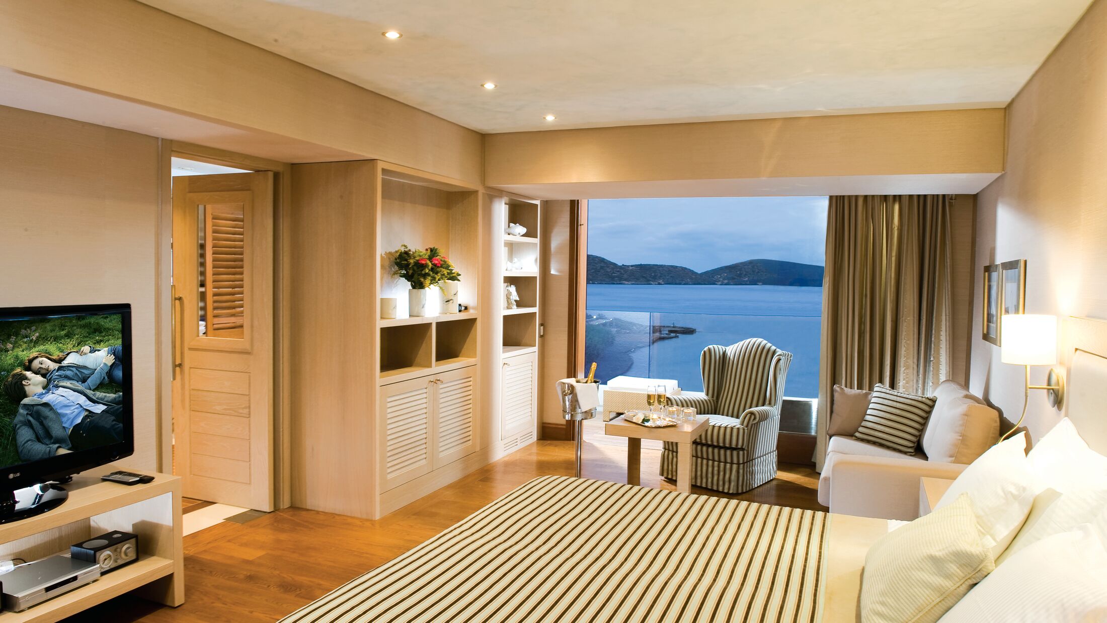 Elounda-Bay-2022-Deluxe-Suite-Sea-View-001-101361-Hybris
