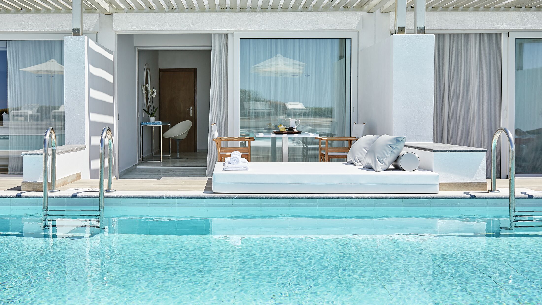 Grecotel-White-Palace-2022-Swim-Up-Bungalow-Sea-View-004-121837-Hybris