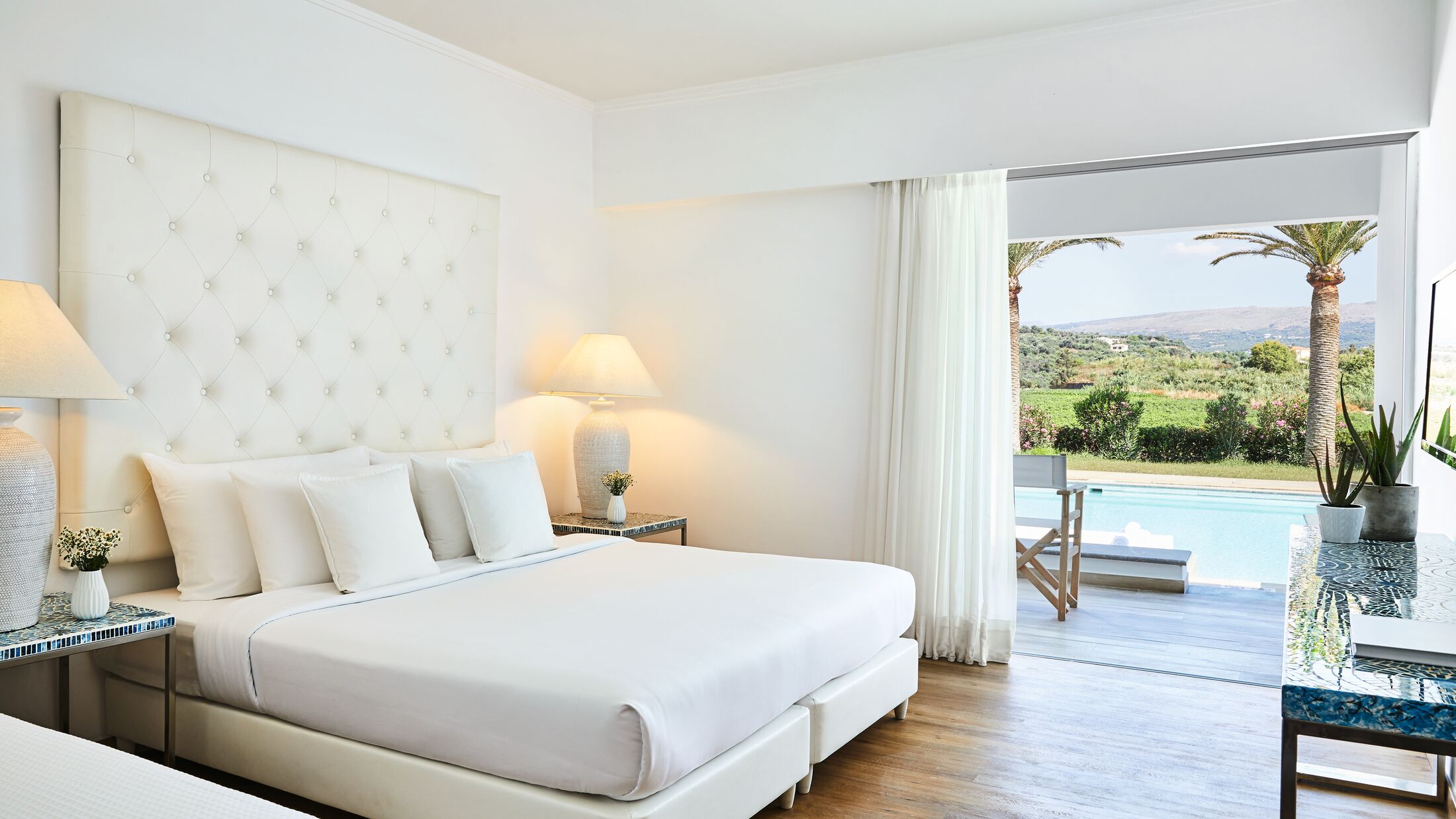 Grecotel-White-Palace-2022-Swim-Up-White-Room-002-121837-Hybris
