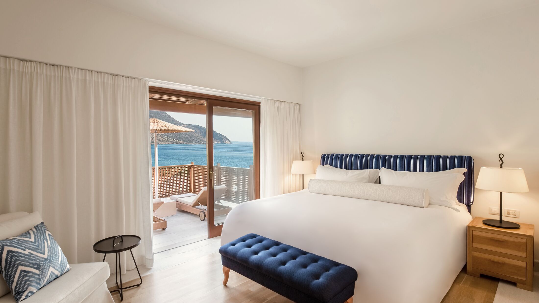 Blue-Palace-2024-Deluxe-Suite-Sea-View-007-114560-Hybris