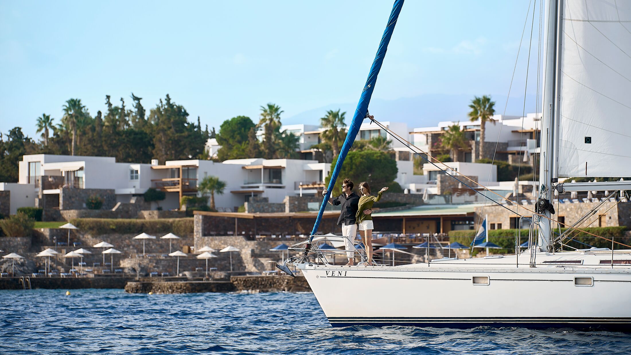St-Nicolas-Bay-2022-Couple-Sailing-001-119646-Hybris