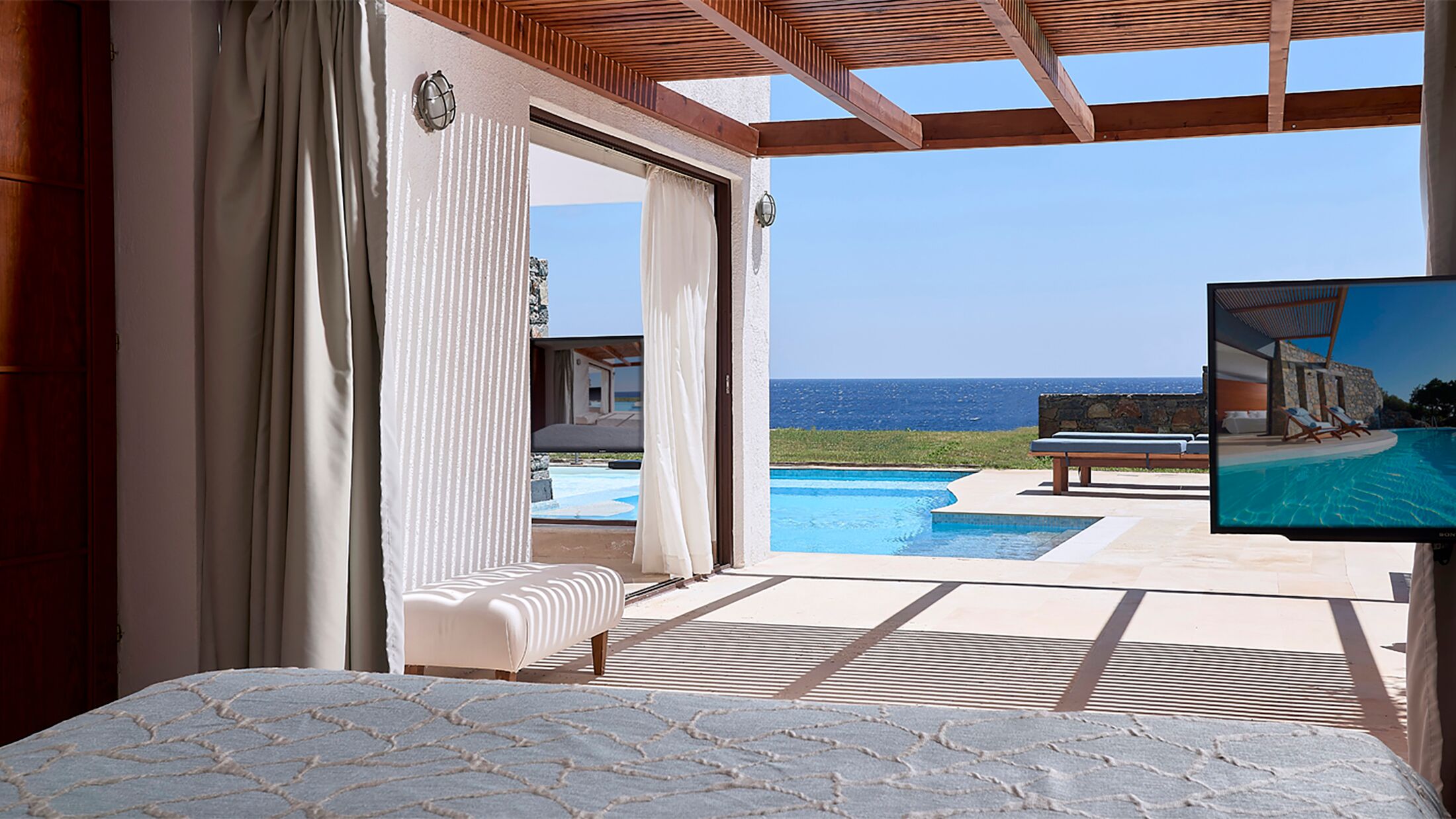 St-Nicolas-Bay-2023-Club-Suite-Seafront-Private-Pool-001-119646-Hybris