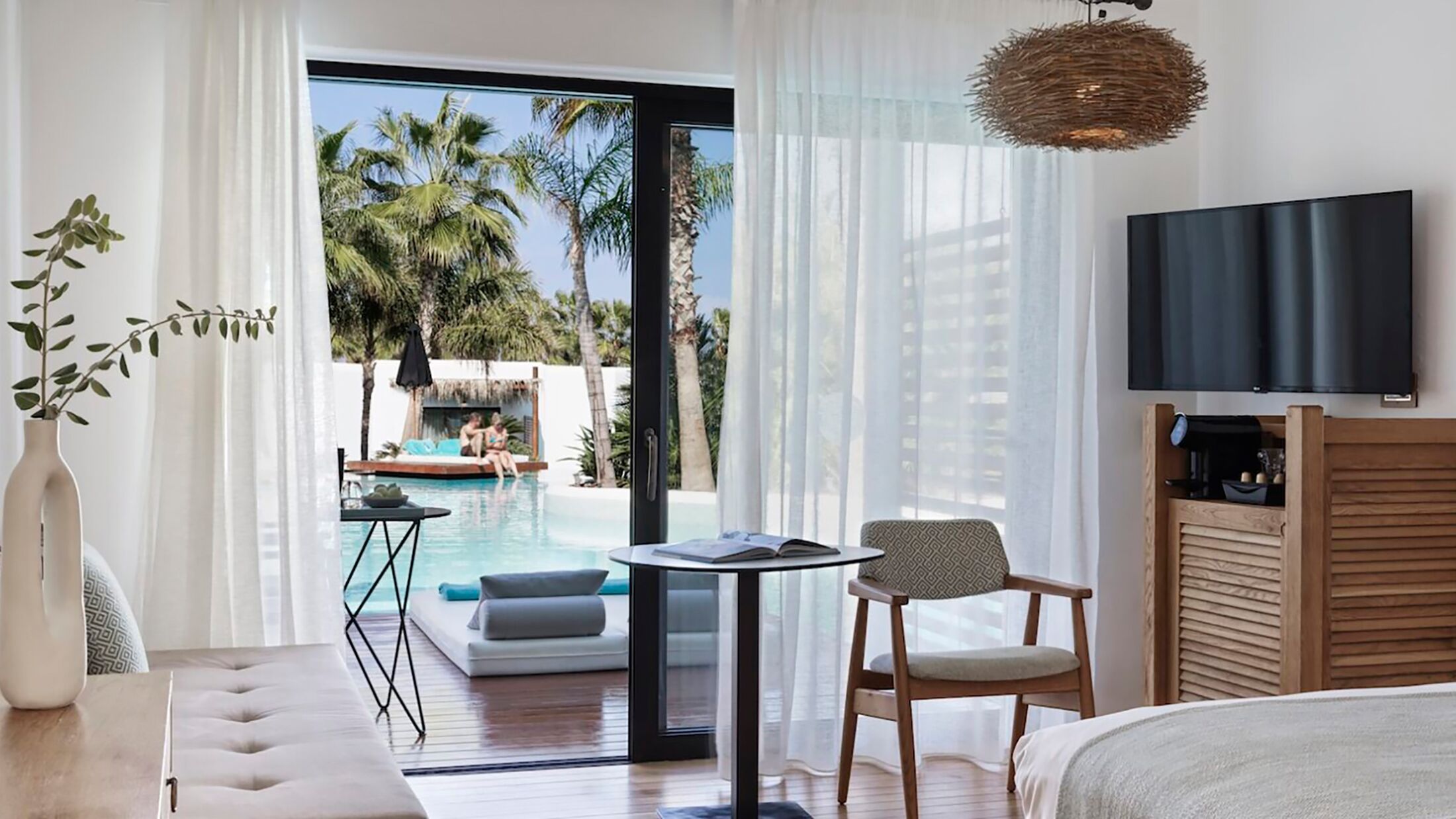 Stella-Island-2025-Luxury-Swim-Up-002-121999-Hybris