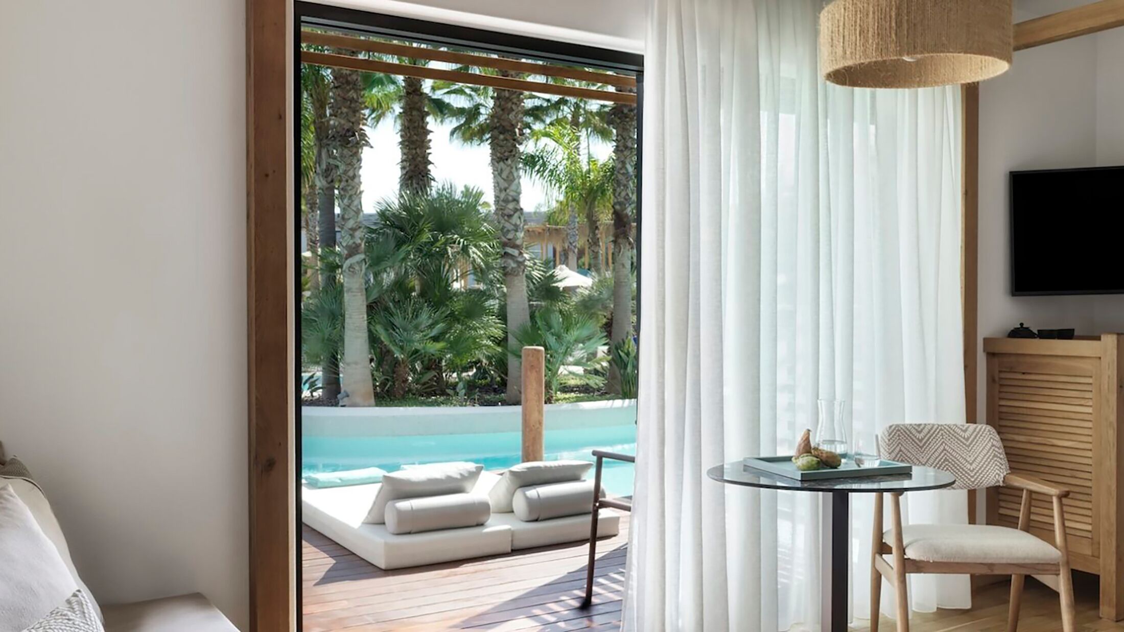 Stella-Island-2025-Premium-Swim-Up-002-121999-Hybris