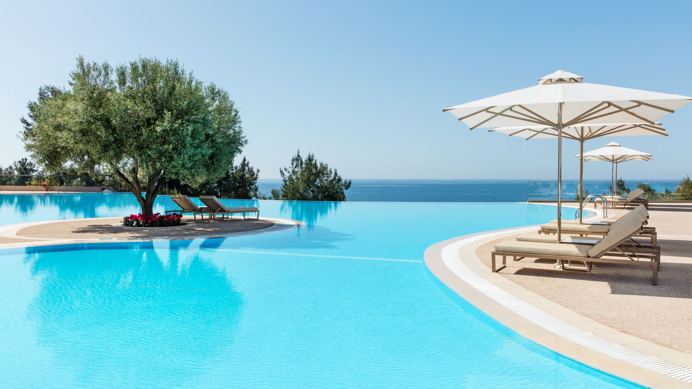 Ikos-Oceania-2023-Main-Pool-001-119737-Hybris