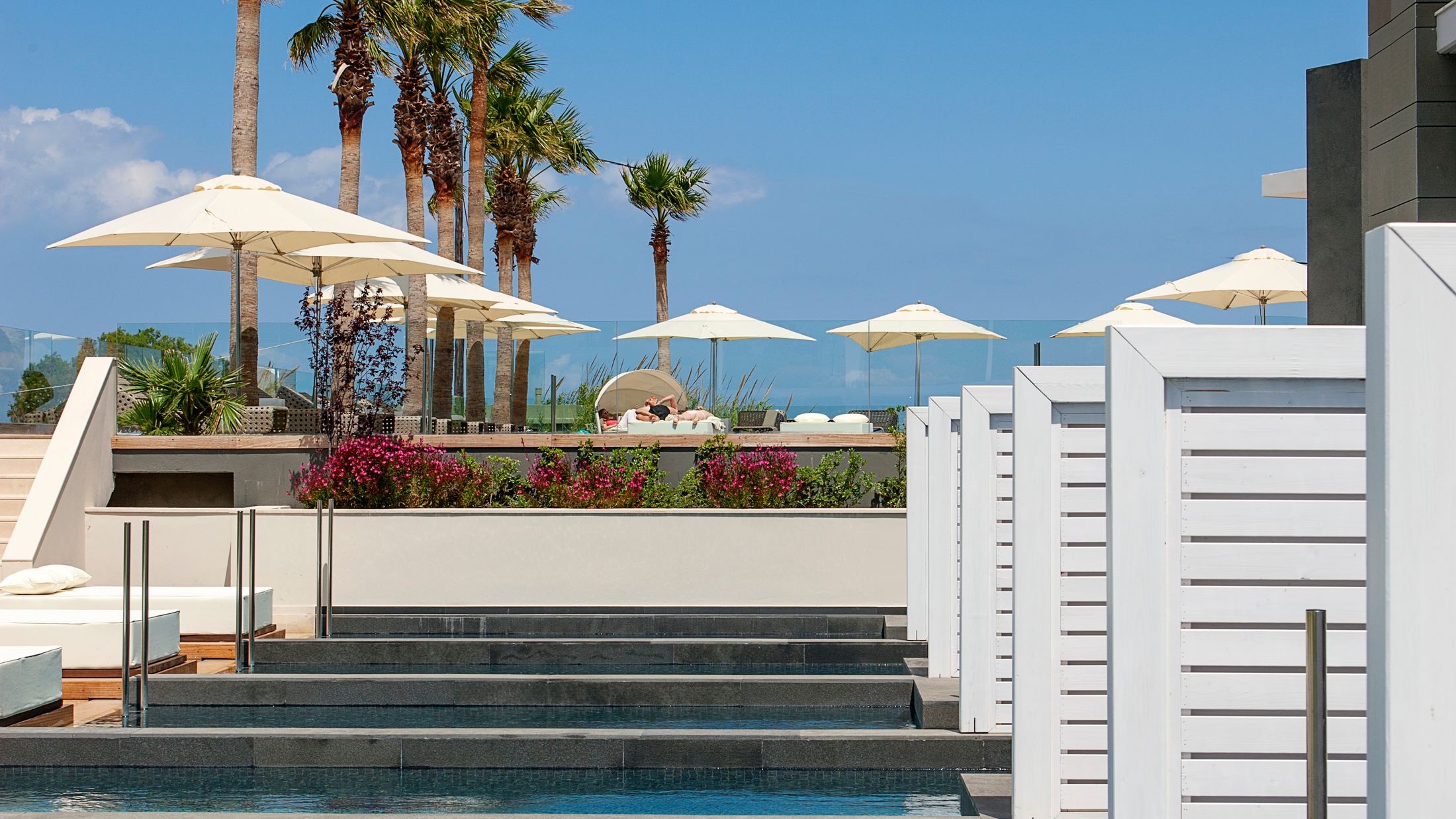 119424-Pool-Experience-Suite-001-Hybris