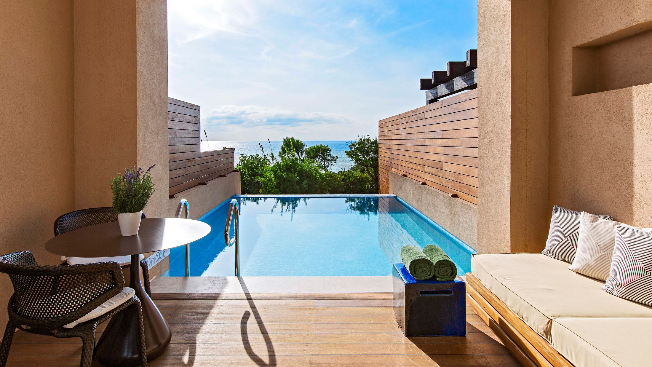 Romanos-2022-Premium-Infinity-Room-002-117885-Hybris