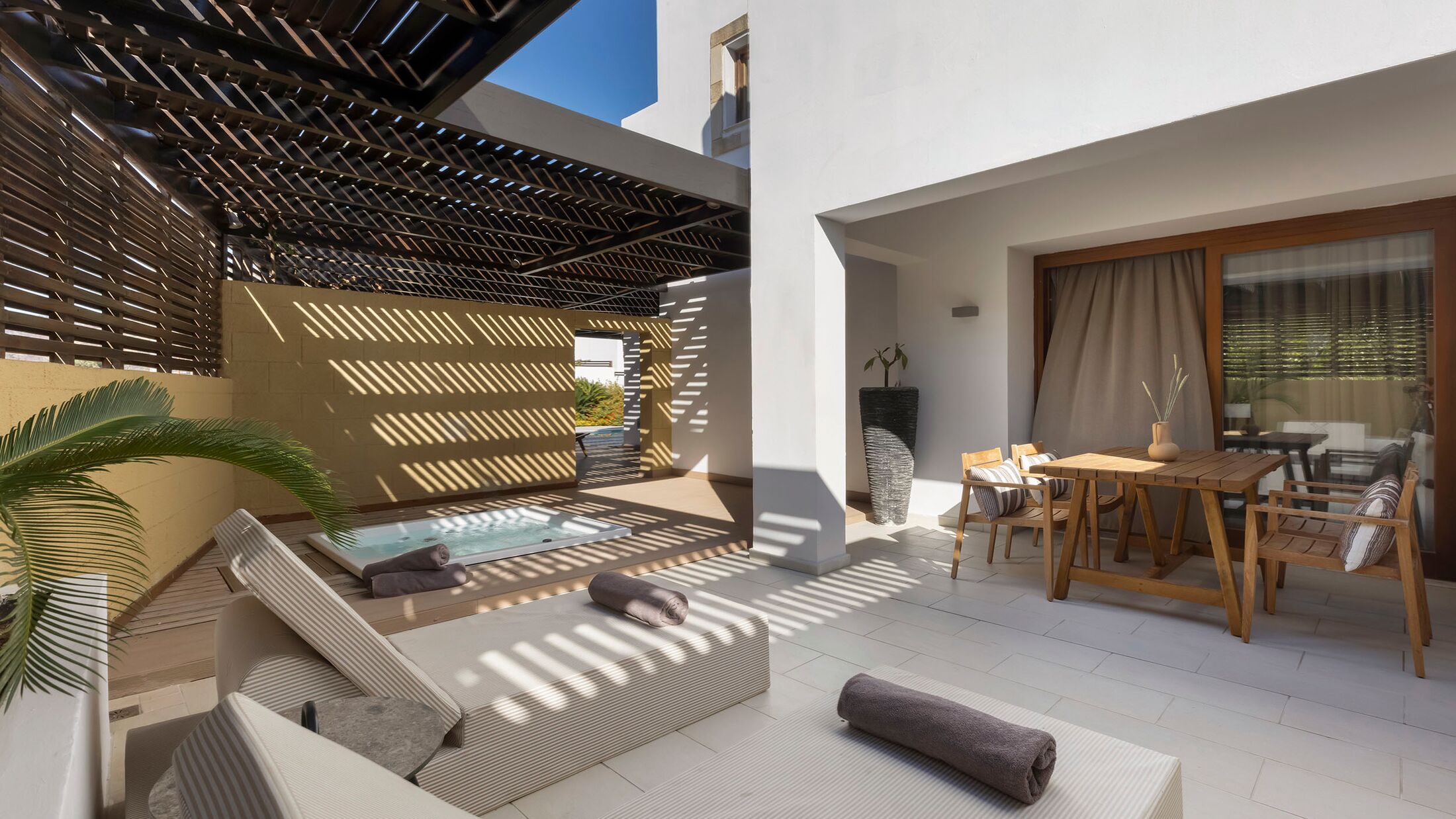 Tropical Open Plan Bungalow Suite with Jacuzzi