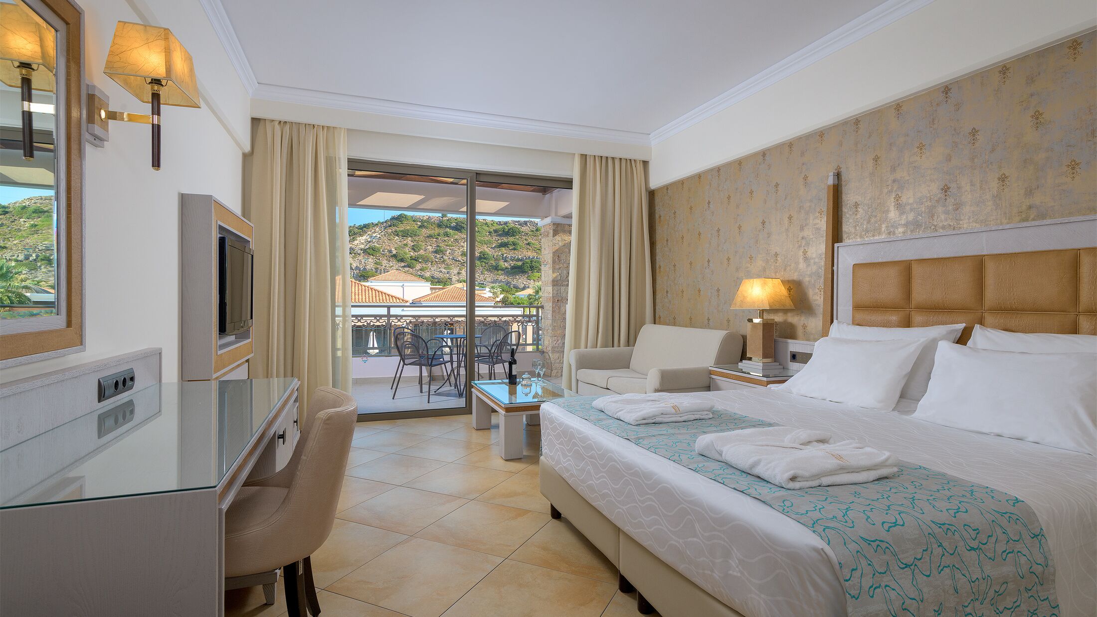 La-Marquise-2023-Family-Suite-Pool-View-001-119082-Hybris