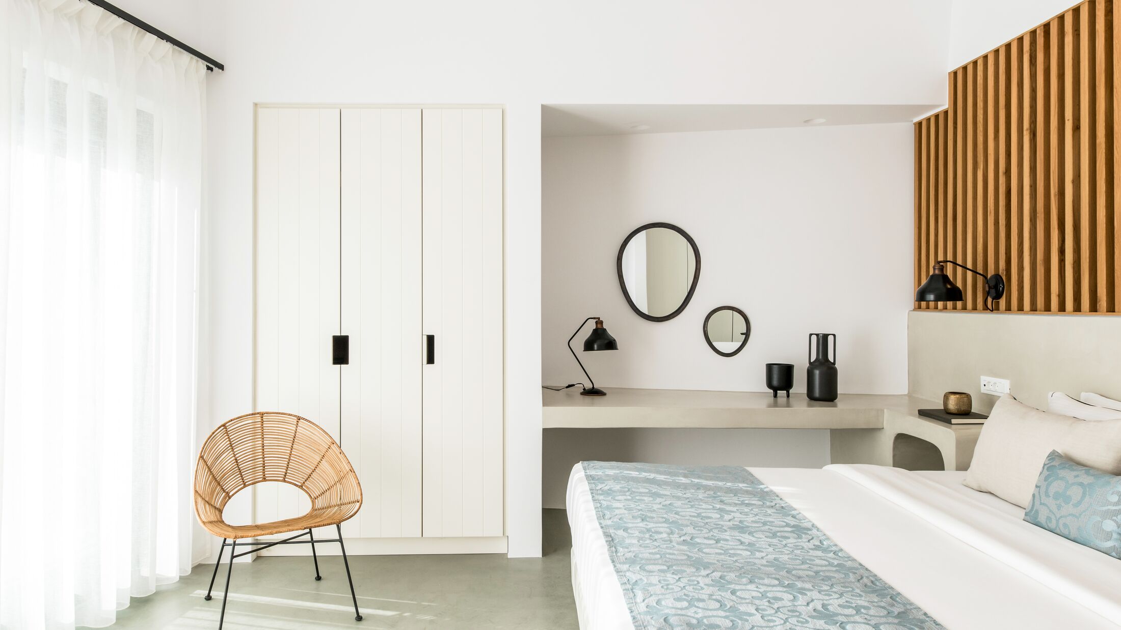 Santo-Pure-2025-Suite-Partial-Sea-View-002-121818-Hybris