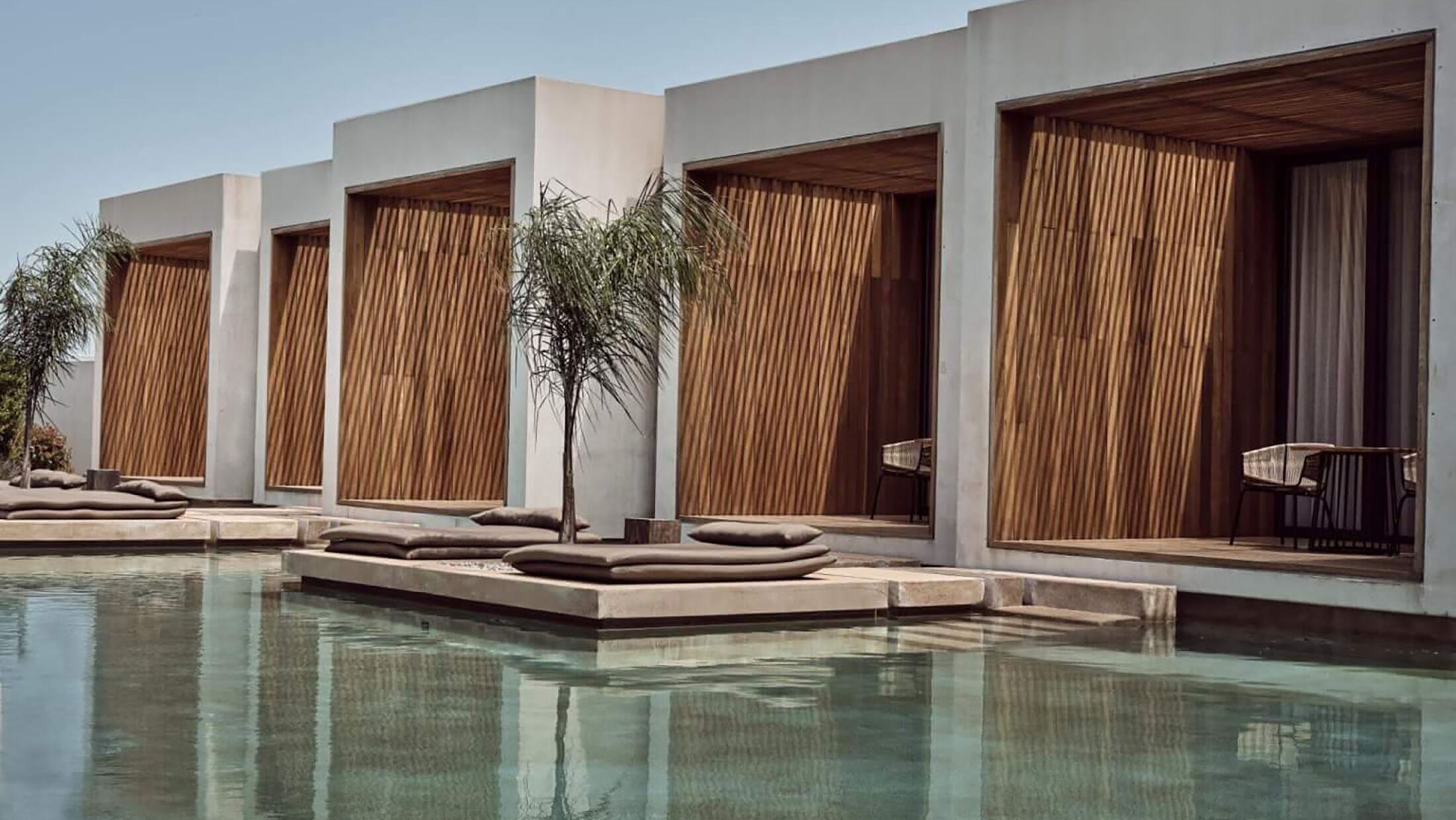 Superior Swim-Up Water Suite