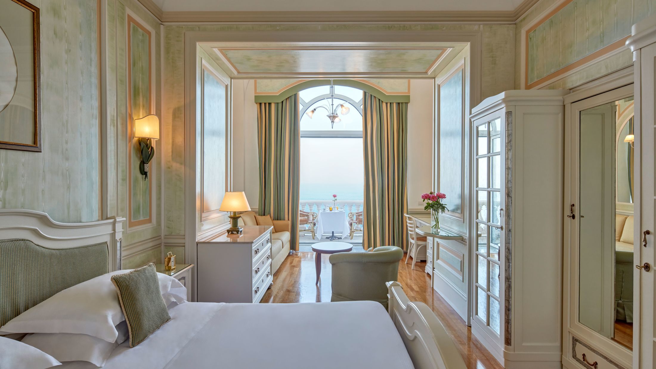 105095-Deluxe-Sea-View-Balcony-Room-Hybris