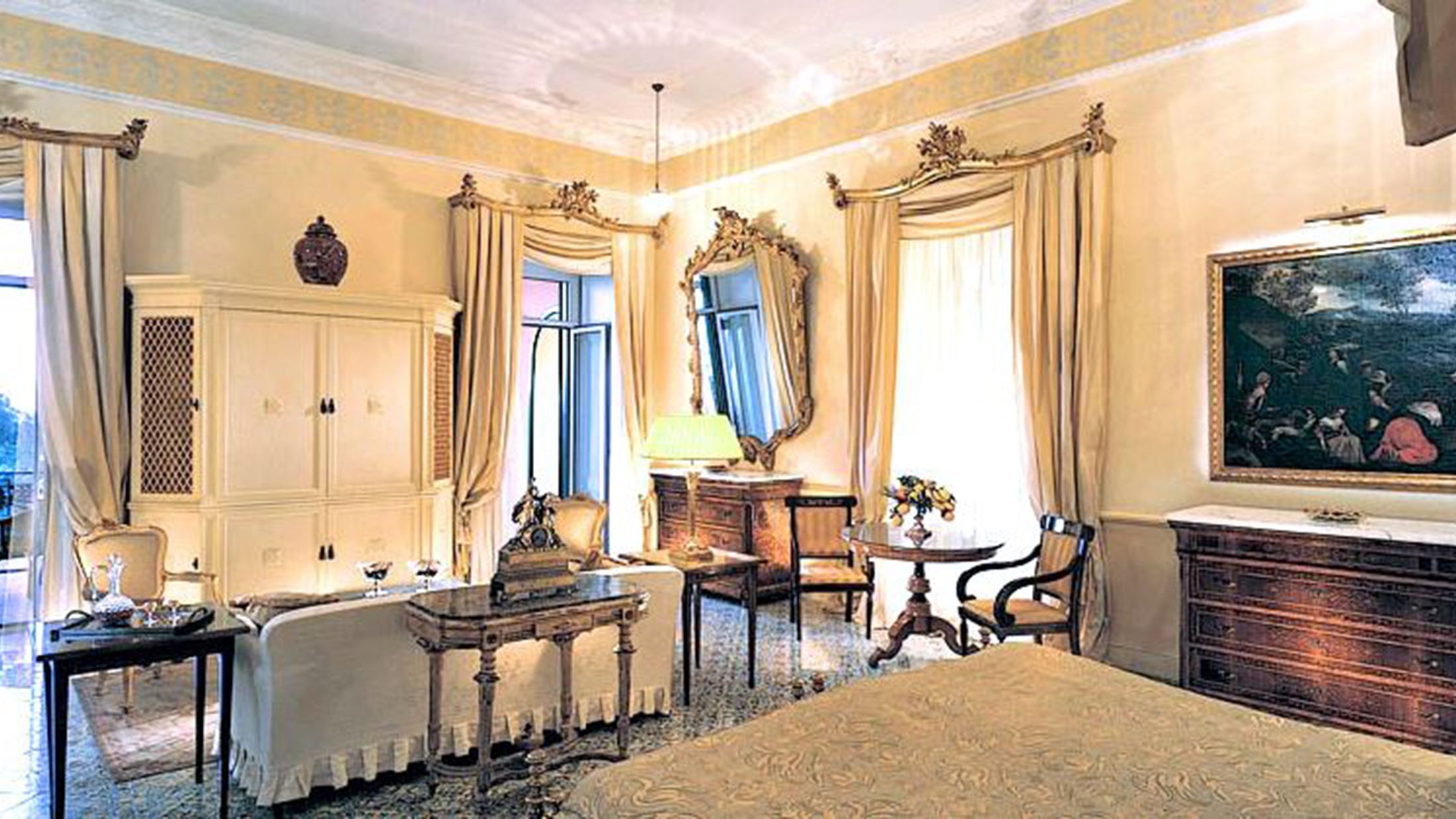 105095-One-of-a-Kind-Suite-001-Hybris