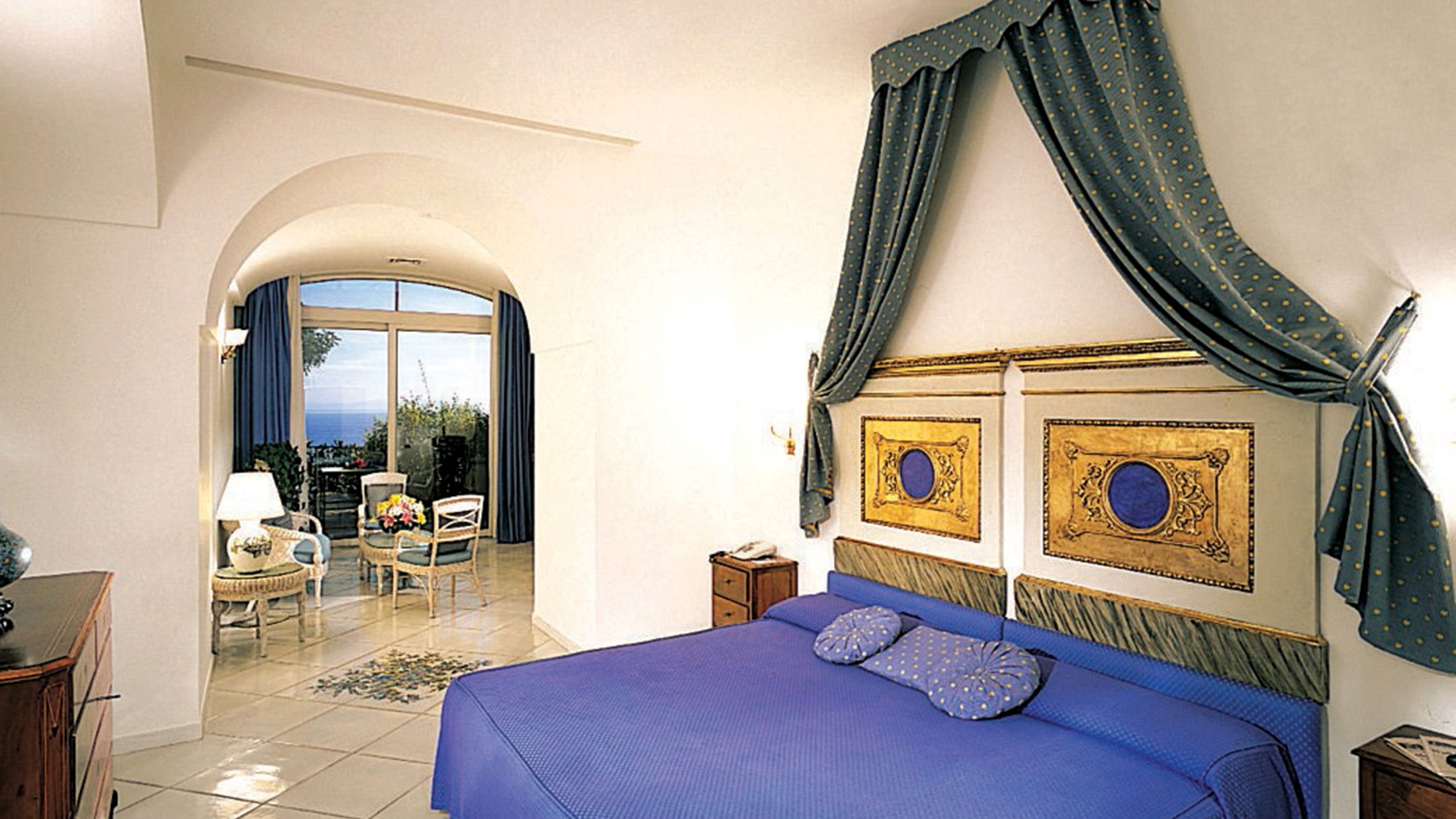 NAP.S.2006.105135.029.jpg-Hybris