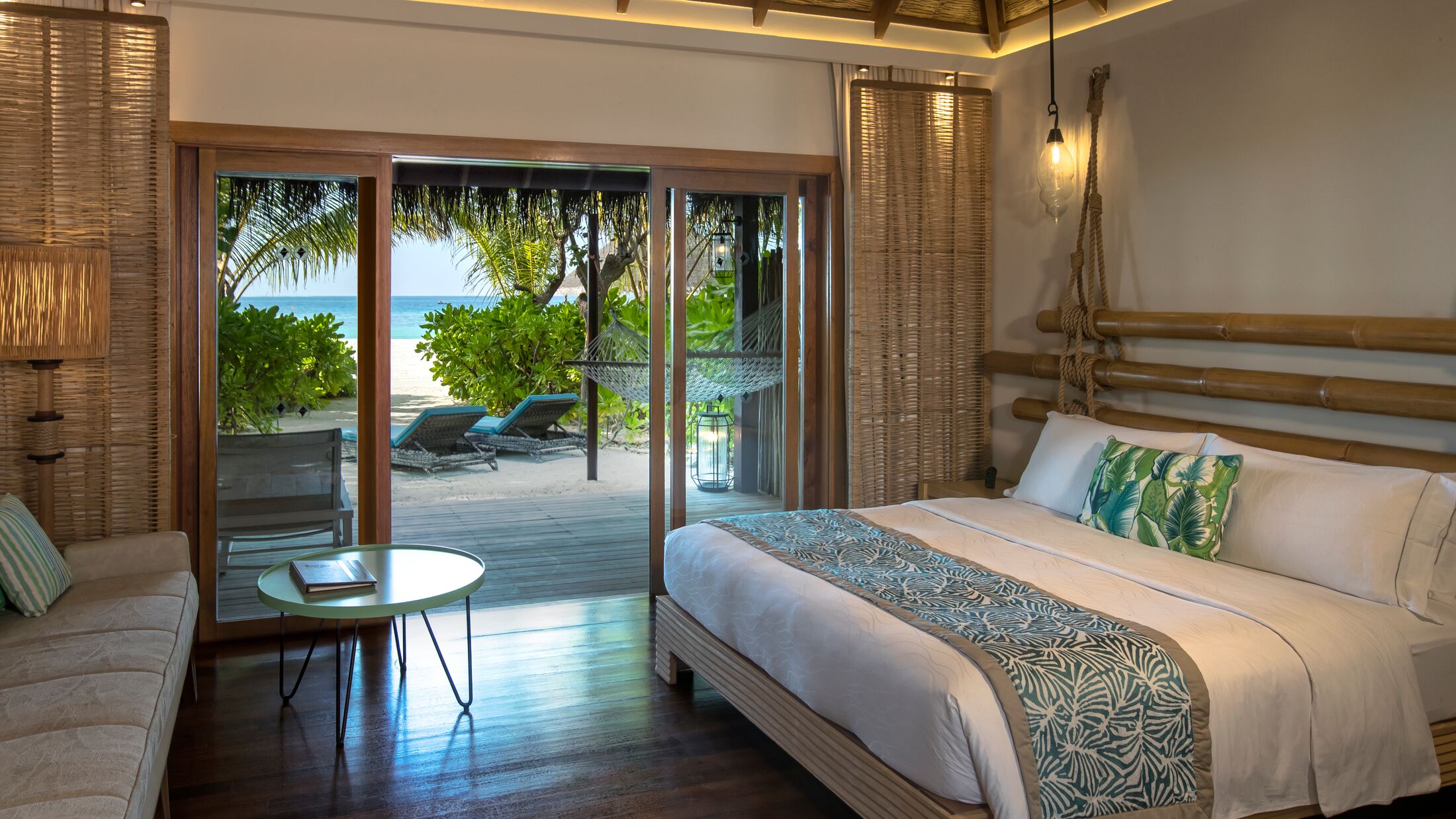 Constance-Moofushi-2023-Beach-Villa-006-118747-Hybris