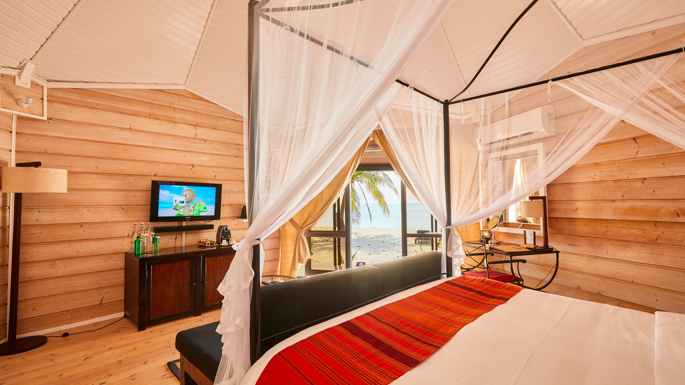 107107_KureduJacuzziBeachVillaInterior1-Hybris